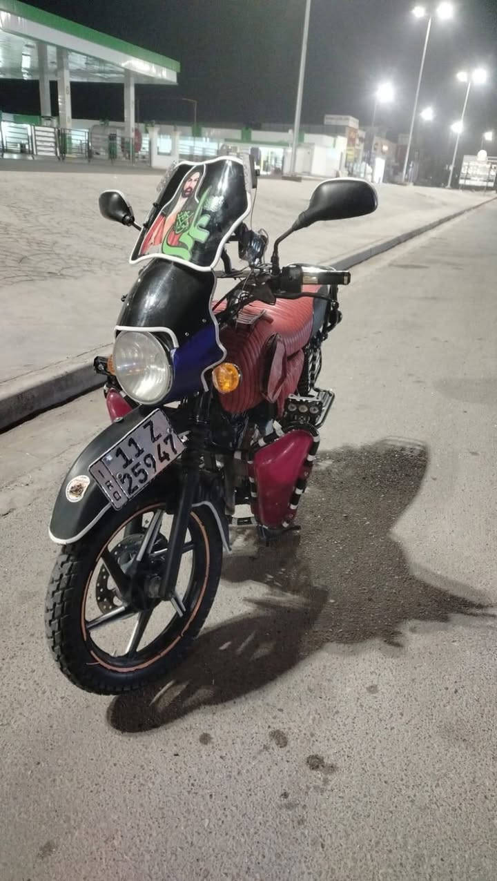 السلام عليكم دراجة بوكسر للبيع موديل 2022 بشهر ال 10 مرقم بغداد
((( الدراجة تجفيد جديد)))
 امبدل 
+ جواكيج 
+ وسنجيل تاير 
+ وسلف
 + زوج تايرات 
+ زوج ويل 
 شرط كله شركة 
دراجة نضيفة ثاني يوم تحويل
سعار الدراجة 2400 
شراي اتصل  ***********
