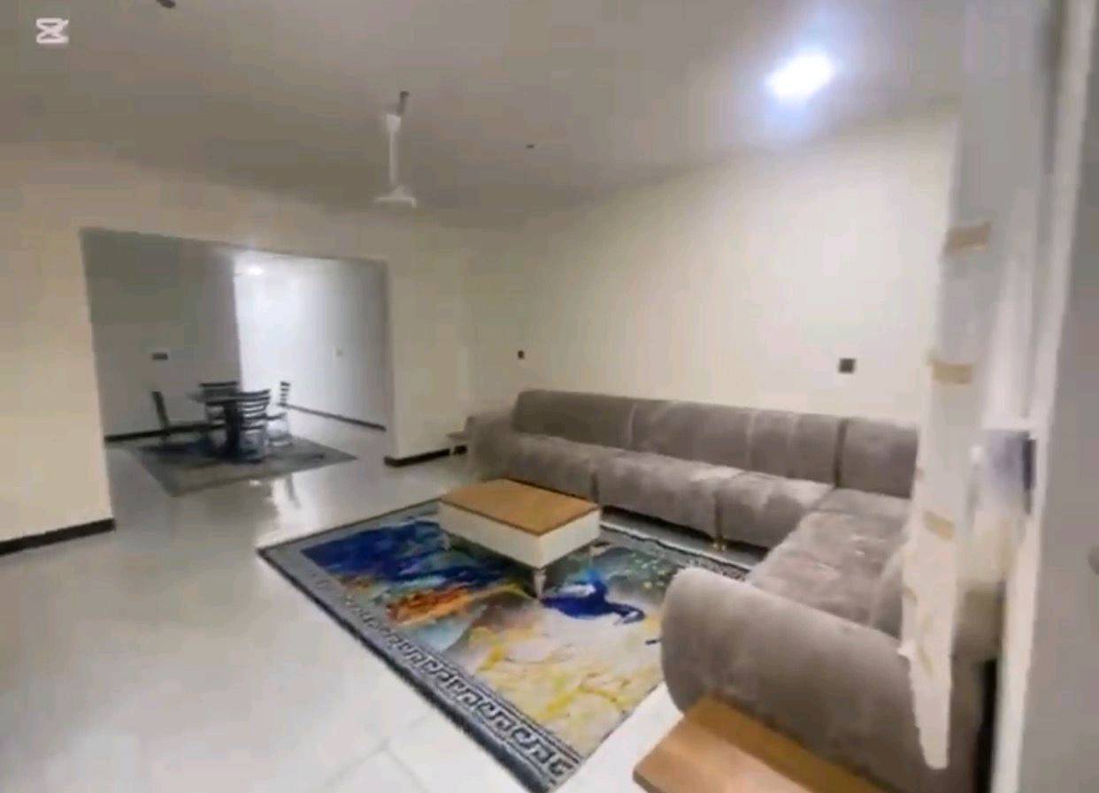 شقة مؤثثه للايجار ، حي الجامعة خلف بانزين خانة ابو خليل … ايجارها ١٠ اوراق 
ع غرفتين نوّم صالة مطبخ حمام( ***********) واتساب 
(***********)