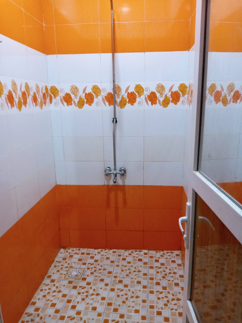 السلام عليكم
بيت للبيع 6كيلو مقابيل زنبيل ماركت المساحه 200متر
يتكون من غرف نوم عدد2وصاله ومطبخ واستقبال وصحيات داخليه وخارجيه 
السعر 100مليون 
رقم تلفون ***********
