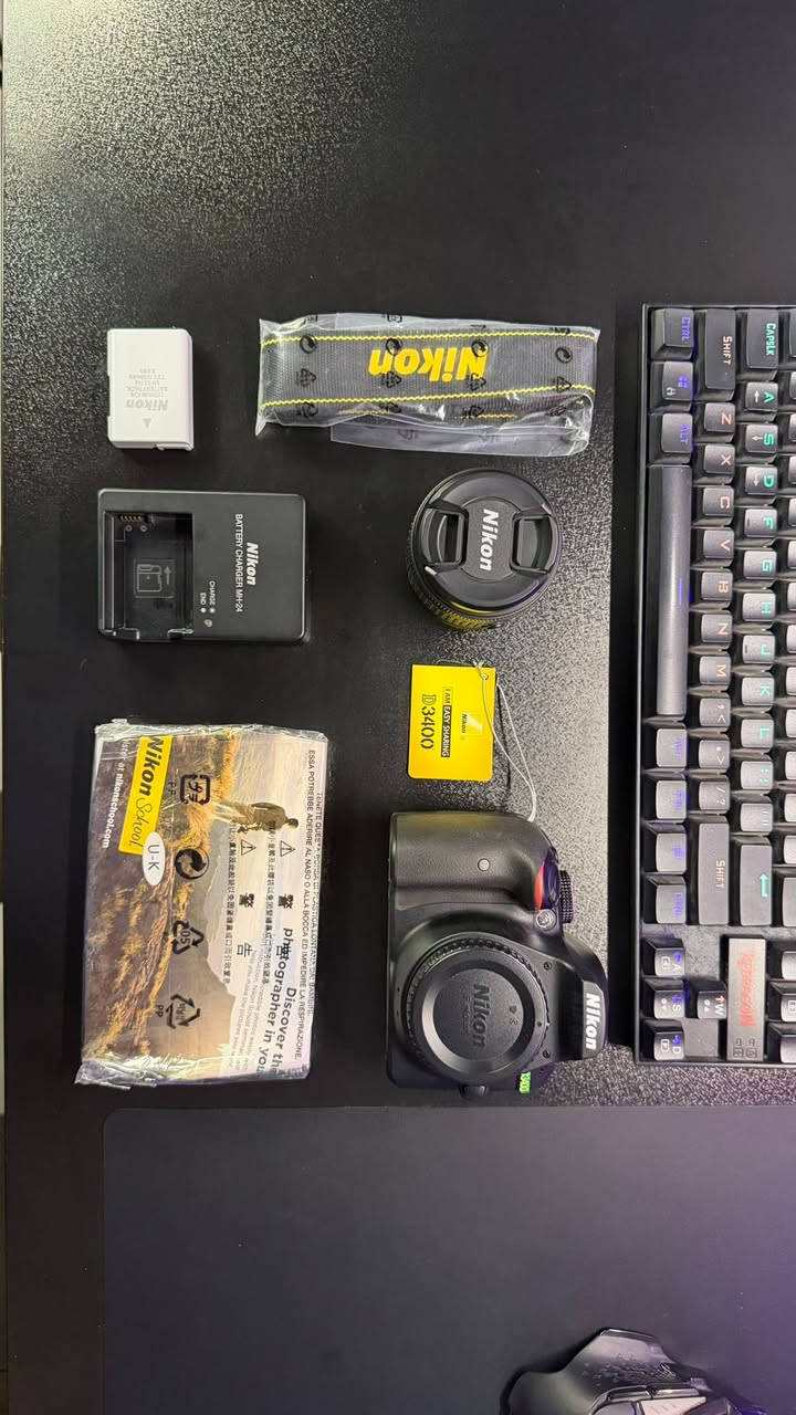 - كاميرا نيكون 3400d جديدة جداً
شتر كاونت اقل ال800 بالكارتون
24 ميقابكسل
تصور 1080 60 فريم
تدعم بلوتوث 
وياها عدستها 18-55 vr 
وياها كل ملحقاتها 
السعر 375 الف

- عدسة نيكون 55-200 vr مانع اهتزازمناسبه لتصوير السبورت سعرها ب140 الف

- عدسة تاميرون 28-300 عدسه زوم مناسبه لكلشي
سعرها ب150 الف

العنوان بصره ***********
