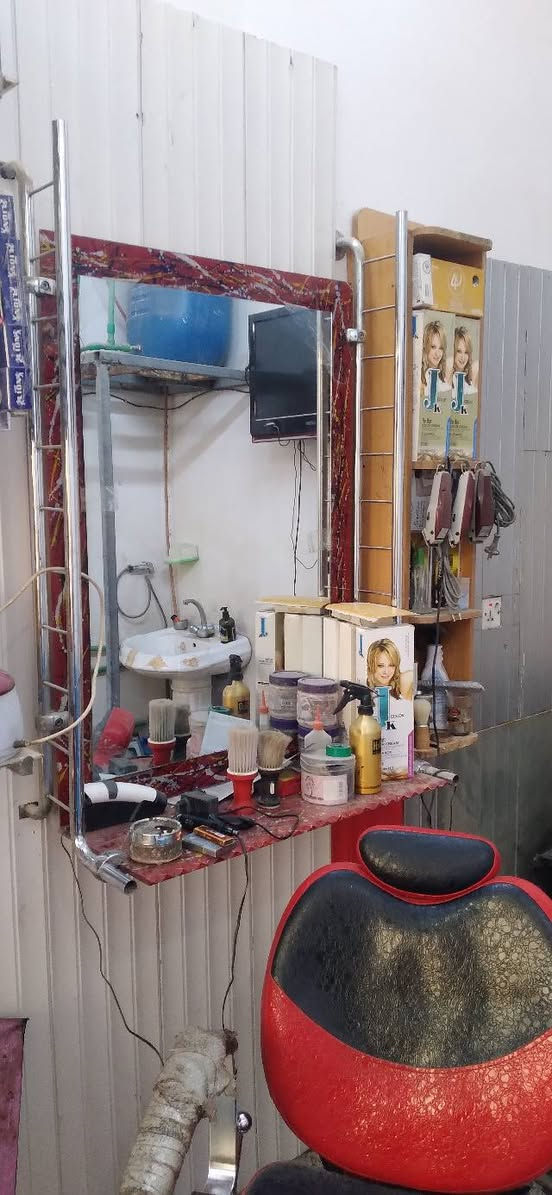 كراسي حلاقة عدد ٢ مع  مري عدد ٤ كما موظحة   الدرك مغلفة للحماية من التلف للبيع  المكان  مدينة الصدر رقم الهاتف *********** يوجد واتساب
