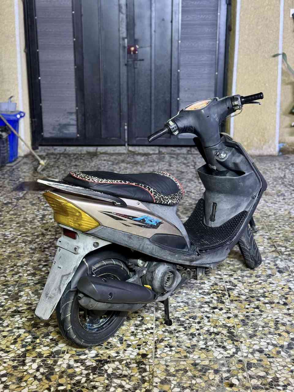 سلام عليكم ماكس عدله للبيع الدراجه جاهزه وكل نقص مابيهه مكينه بلاديه سلف كابريتر بلادي شلعه ومعدل خير من الله دبلات كهربائيات عالي ناصي كله شغالات مكينه ناعمة السعر 500 مكاني البلديات 
***********
