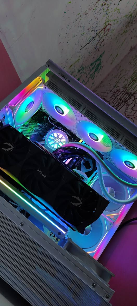 سلام عليكم للبيع Pc اخت الجديدة مضلومة بالتصوير
مواصفات الكيس 
‏CPU R5 5500GT
‏
‏MB A520 ASUS
‏
‏RAM 32G RGB 3600 Crossiser Pro 
‏
‏GPU RTX3070 TI 3VAN RGB نسخة زوتاك
‏
‏HDD 1T
 M.2 256
‏
‏POWER  NZXT C 650 gold توني ماخذته ب125 والوصل موجود
‏  
‏Thermalright Aqua Elite 360 V6 Liquid مبرد مائي 3 فان

 ‏SAMA V40 CASES 6 FAN
وياها ستاند كارت الشاشة ليد RGP مثل ماموضح بالصور
قيموها بما يرضي الله 🙏🩶 متواجد فيس واتساب 
***********
‏
