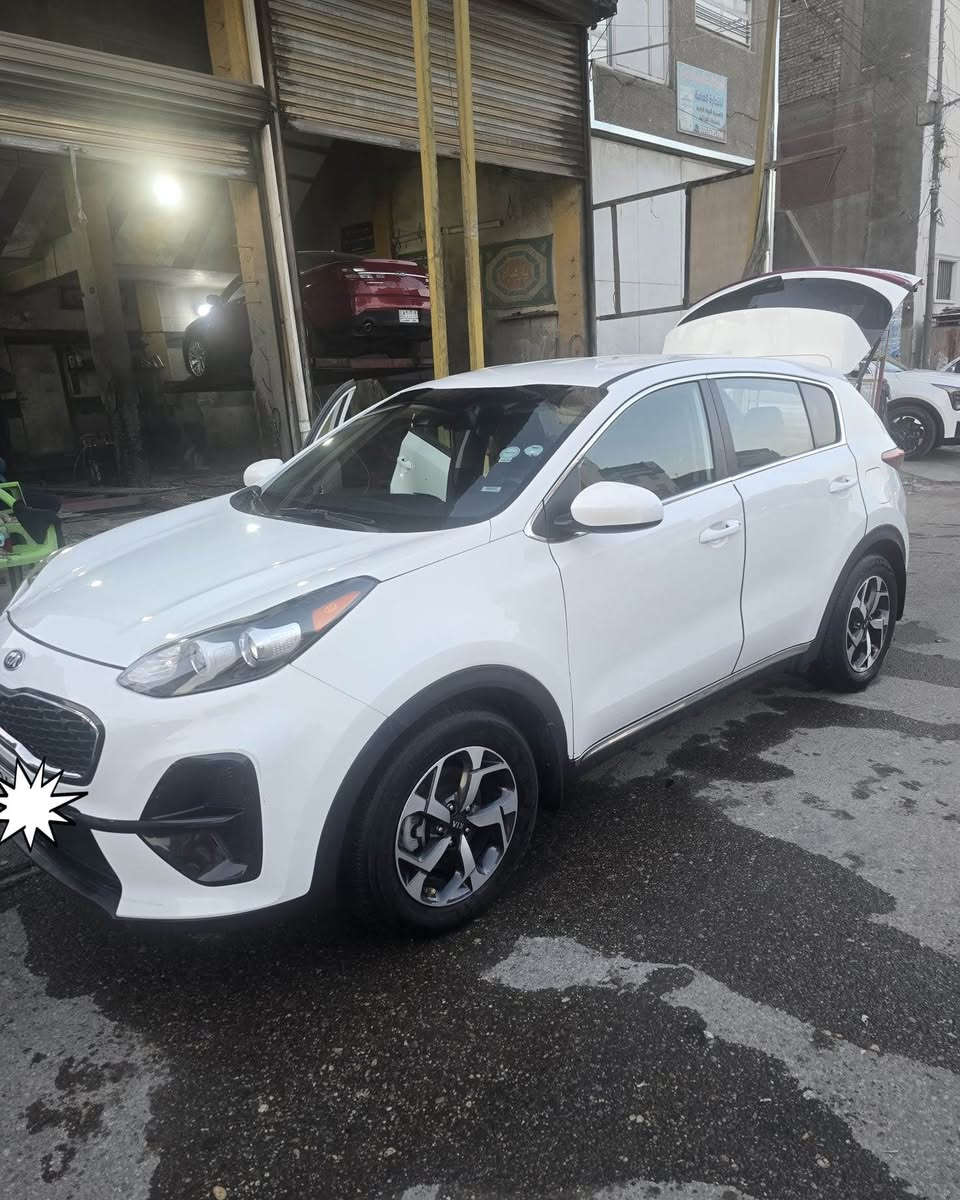 كيا سبورتج وارد امريكي 2020 ، لون ابيض مميز، رقم اربيل والسنوية باسمي (مكاني بغداد- جميلة)، ماشية 117 الف كم، محرك 2400 GDI، رادار أمامي، تبريد قطعتين بحالة ممتازة، داخل مخمل اسود، فرشاة أصلية، حادثها باب السايق مبدل وتصليح الباب الخلفي. البجم سليم ، الايرباكات سليمة. السعر 165 ورقة وبيها مجال بسيط. الاتصال على الرقم الاول *********** او الرقم الثاني ***********. بغداد, العراق
