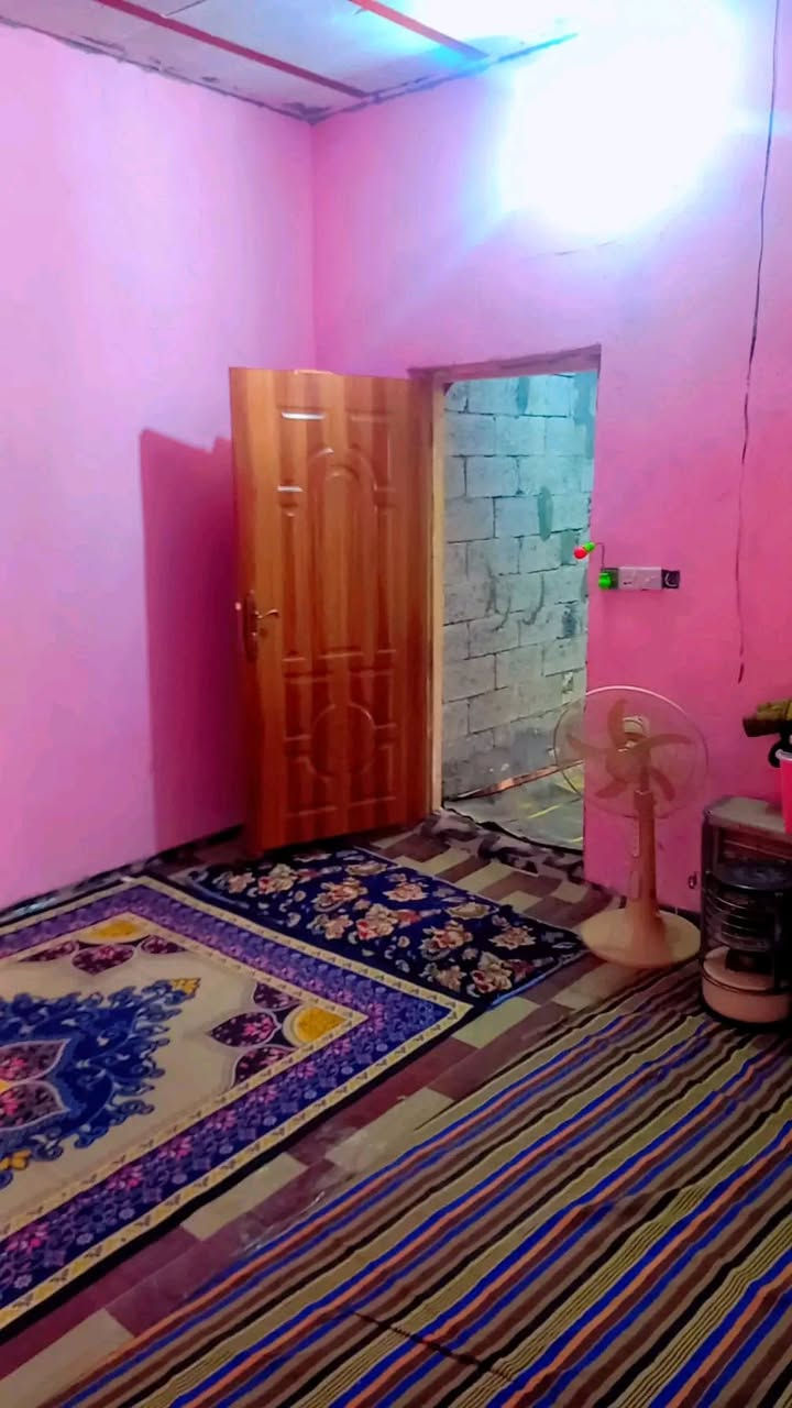 بيت 70 متر 5*14في حي الامين نزلت ملعب الشهيد جمال يحتوي على غرفه وصاله ومطبخ وصحيات خارجيه البيت عوزه لبخ وارضيه 
السعر 19 وبيه مجال 
للتواصل ***********
