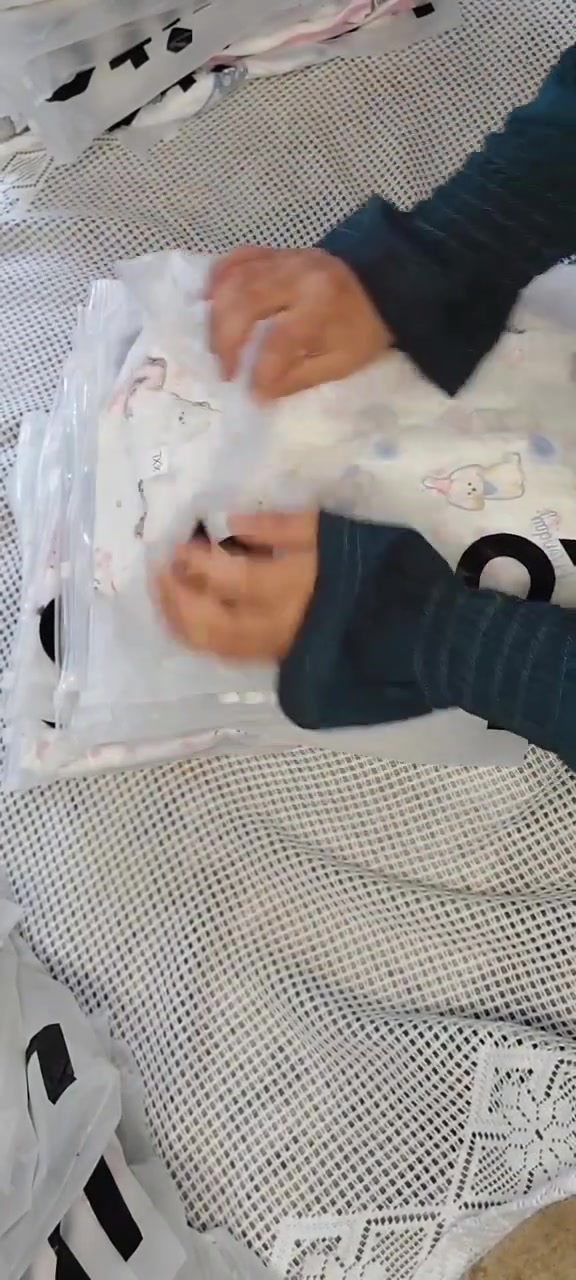 سڵاو لە هەموولایەک تەم خانمە دەستی بە ئیشی تابەتی خۆی کرد الحەمداللە ئێستا پێسا پێویستیکی زۆری بە پارەیە  هەراجی کردوە دوان بە پانزە خانمان هەرکەس پێویستیی هەیە  با لەم خانکەی بکرێت ببینم چۆن پشتیگیری ئەم خانمە ئەکەن جگە لەوەی هەرزانترین نرخی هەیە لە هەموجێیەک تەنانەت هەڕاجیش ئینجا من کەفیلی قوماشەکەی ئەکەم بە تەواوی. ڕەنگو مۆدێلیش بە.دڵی خۆتان هەڵ بژێرن ڕەههمەتان  لێبێ ئەکتیڤی بکەن بۆم. لە کۆمێنت ئەکاونتەکڵی دا ئەنێم


**إذا كنت صاحب هذا الإعلان وتريد حذفه لأي سبب، رجاءا أرسل رسالة إلى الدعم الفني**