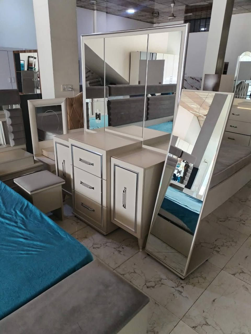 غرفه مكونه من 10 قطع مستعمله كلش قليل ماخذيها مليون و650 ورايديهاا حاليا فقط 750 مع الدوشك


**إذا كنت صاحب هذا الإعلان وتريد حذفه لأي سبب، رجاءا أرسل رسالة إلى الدعم الفني**