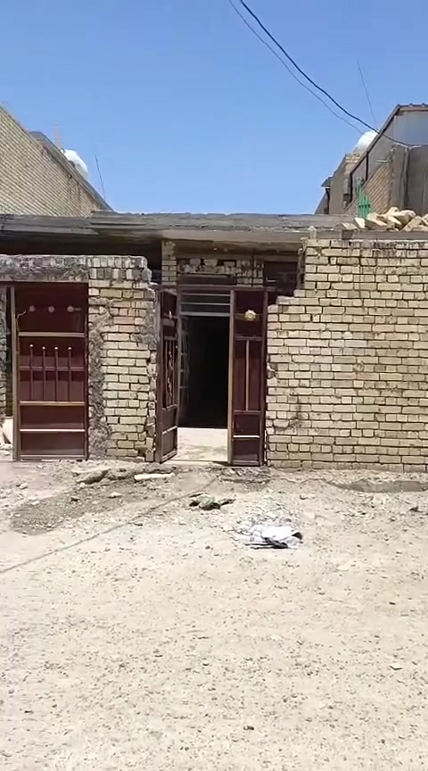 سلام عليكم بيت ١٠٠ متر البيت بناء جديد ماحد ساكن بيه
الاستقبال كلش جبيره اعتقد ٧ ب٤ ول غرفه الأخيره اعتقد ٥ لو ٦ ب٤  الفرع مالته كاصيه باقي بس التبليط مجاري أو ماء تو كهرباء كامله البيت قريب عل شارع مثل ما واضح  لتوصل عل راقم ***********
