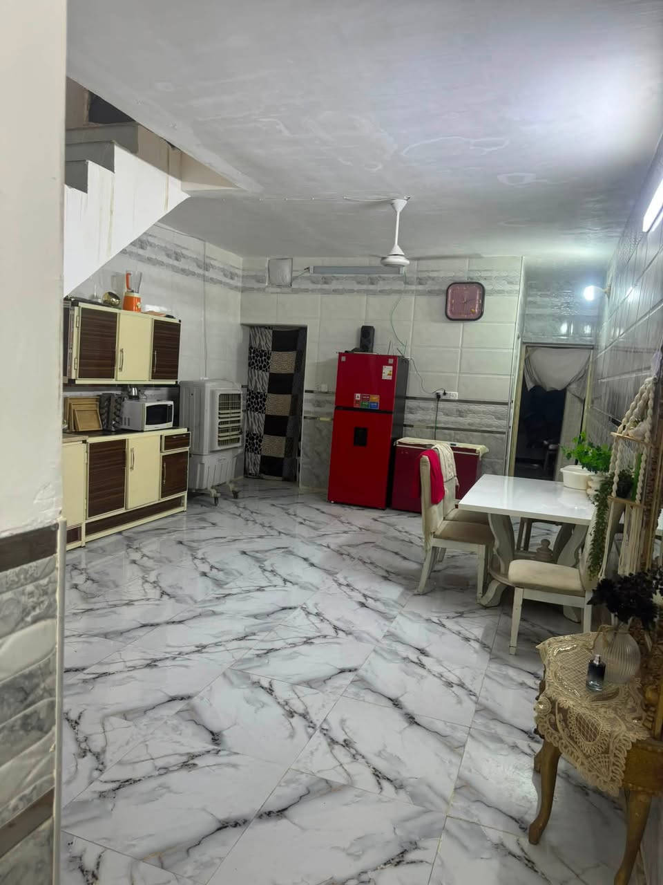 سلام عليكم بيت بوب شام شارع الهزه مال مرور مقابل مجمع العرين ١٠٠ متره بناء جديد نقص بيبان خشب قاط ونص سعره ٦٠ وبي مجال ***********
