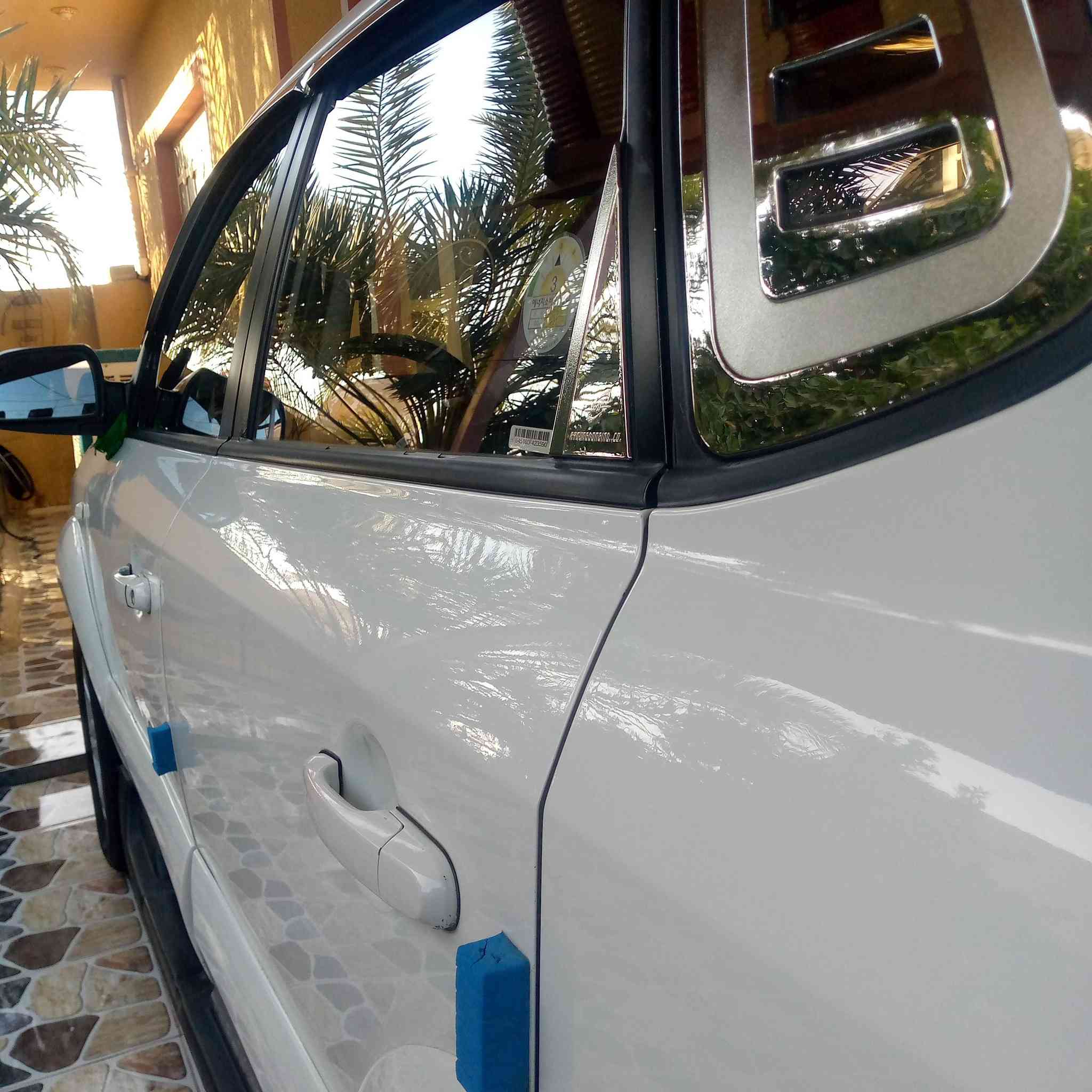 سلام عليكم 
توسان 2009خليجي 
رقم بغداد إنگليزي بأسمي 
تبريد+ تدفئة شغال 
كاملة وجاهزة للاخير 
سيارة بيها جاملغ سايق مبدل 
وبارد قليل بالباب... والباقي كفالة عامة 
سعر ١٢٣ وبيها مجال 
للاستفسار اتصل
***********
