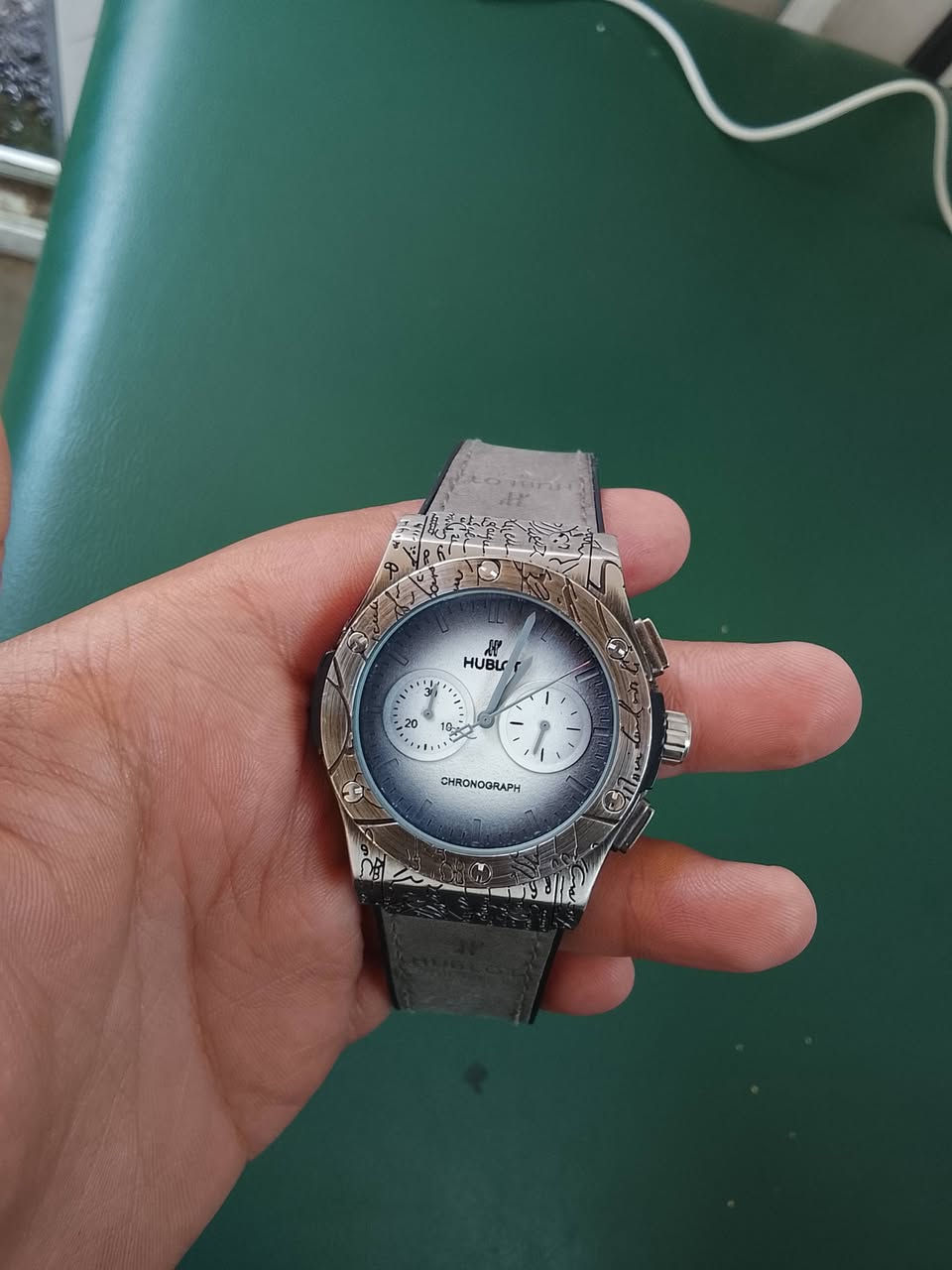 السلام عليكم  ساعة هابلوت Hublot (كوبي ماستر) مستعملة بنضافة 70% شغالة بل كامل (للبيع) توصل ***********
