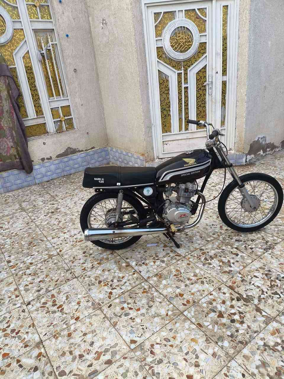 سلام عليكم شباب دراجه جاهزه مفتوح بس لقبق لعنوان ميسان قضاء لميمونه 400 بدون رواق ***********
