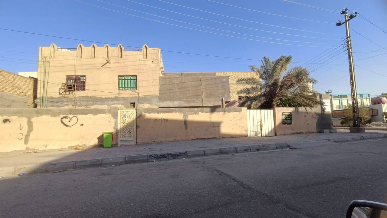 السلام عليكم بيت موقع تجاري خلف مديرة تقاعد يقع على شارعين المساحه بالطابو 330 متر واقع حال اكثر من 400 متر بناء قديم طابقين مع مشتمل معزول السعر المطلوب 520 مليون قابل للتفاوض للاستفسار الاتصال بالرقم ***********
