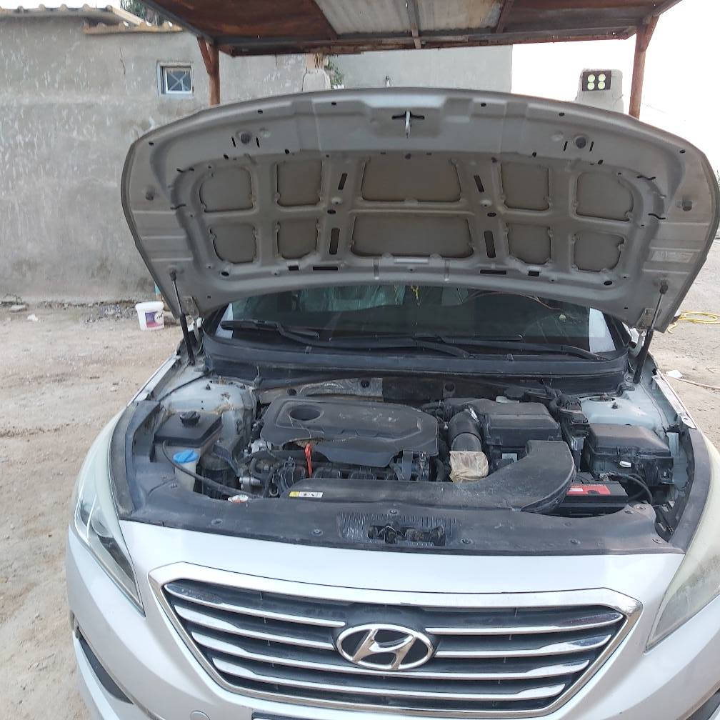 سيارة سوناتا ٢٠١٥ وارد امريكي هزة وسنوية وتخم تاير وباتري جديد رقم انكليزي بابل بإسمي وتحويل ثاني يوم 
مكينة جديدة توها مبدلة مال تفصيخ ٢٤٠٠ gti السيارة بانزين عادي كلشي ما بيها لا تونز ولا غيره 
السيارة بيها جاملغ أمامي اليمين وجاملغ خلفي اليسار بيها رشات صبغ بسيطة ابيع مصبوغ عام بيها طبرة بالتكم واكع عليها عمارية واضحة بالصور كدامكم السيارة محدثة ويلكب ١٧ وبجم ١٧ السيارة مفولة عدا الفتحة 
مكاني نجف خلف مديرية المرور
الرقم ***********
السعر ١١٠ وبيها مجال للشراي النجف, العراق
