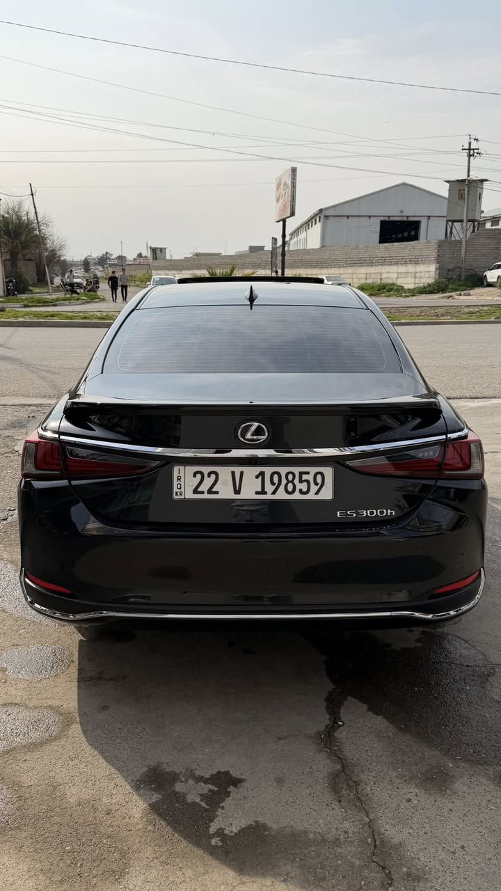 سلام عليكم
لكزس ES300 2024 

نوع الضرر :جاملغ فقط بدون دواخل وبدون ايرباك 

ماشية 12 ميل 

المحرك: 4 سلندر سعة 2.5 لتر

 • نوع النظام: هايبرد (بنزين + كهرباء)

 • القوة الكلية: حوالي 215 حصان

 • ناقل الحركة: أوتوماتيك E-CVT

 • نظام الدفع: دفع أمامي (FWD

 • مقاعد جلد فاخرة

 • شاشة معلومات 12.3 إنج

 • نظام صوت Mark Levinson (في بعض الفئات)

 • شحن موبايل لاسلكي

 • Apple CarPlay و Android Auto

 • تحكم كهربائي بالمقاعد مع تبريد وتدفئة

• فتحة سقف

 • مرايا كهربائية مع طي تلقائي

السعر 365 وبيها مجال بسيط 

 للتواصل والاستفسار على الواتساب 

***********
