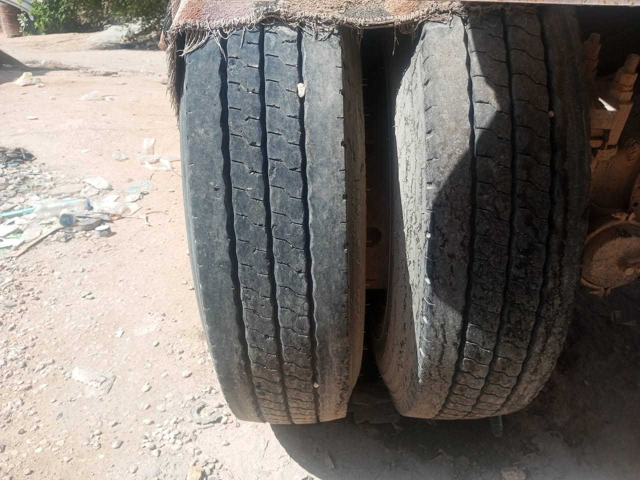 11تاير 1200/24مع الچوب والسفيفه ترنكل 22قاط كوري بدون ويل للبيع ***********
