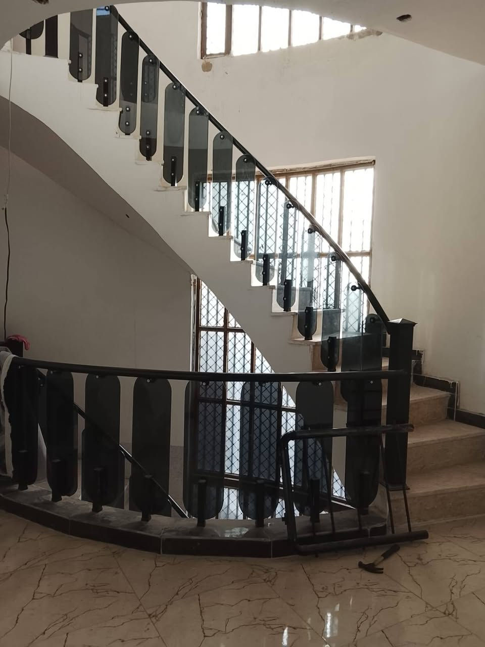 السلام عليكم دار للبيع 100متر طابقين كافت خدمات سند 25  بغداد الكمالية كاع ابو رشاد بل بداية ***********
