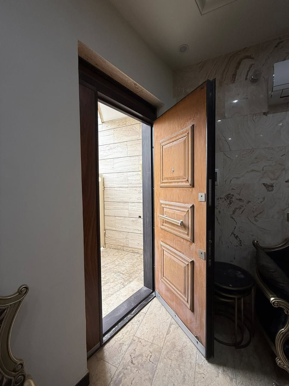 مرحبا
عندي باب قاصه
جديده من الداخل كلشي مابيها
من الخارج يحتاجلها صبغ وترتيب
قياساتها

 العرض ١٢٤
الارتفاع ٢٦٠

القفل ماركه kale يجنن وكل مفاتيحه موجوده

باب تكمه وتخبل بس تحتاج ادامه

السعر ٧٥٠ الف  وبي مجال

عنواني زيونه


**إذا كنت صاحب هذا الإعلان وتريد حذفه لأي سبب، رجاءا أرسل رسالة إلى الدعم الفني**