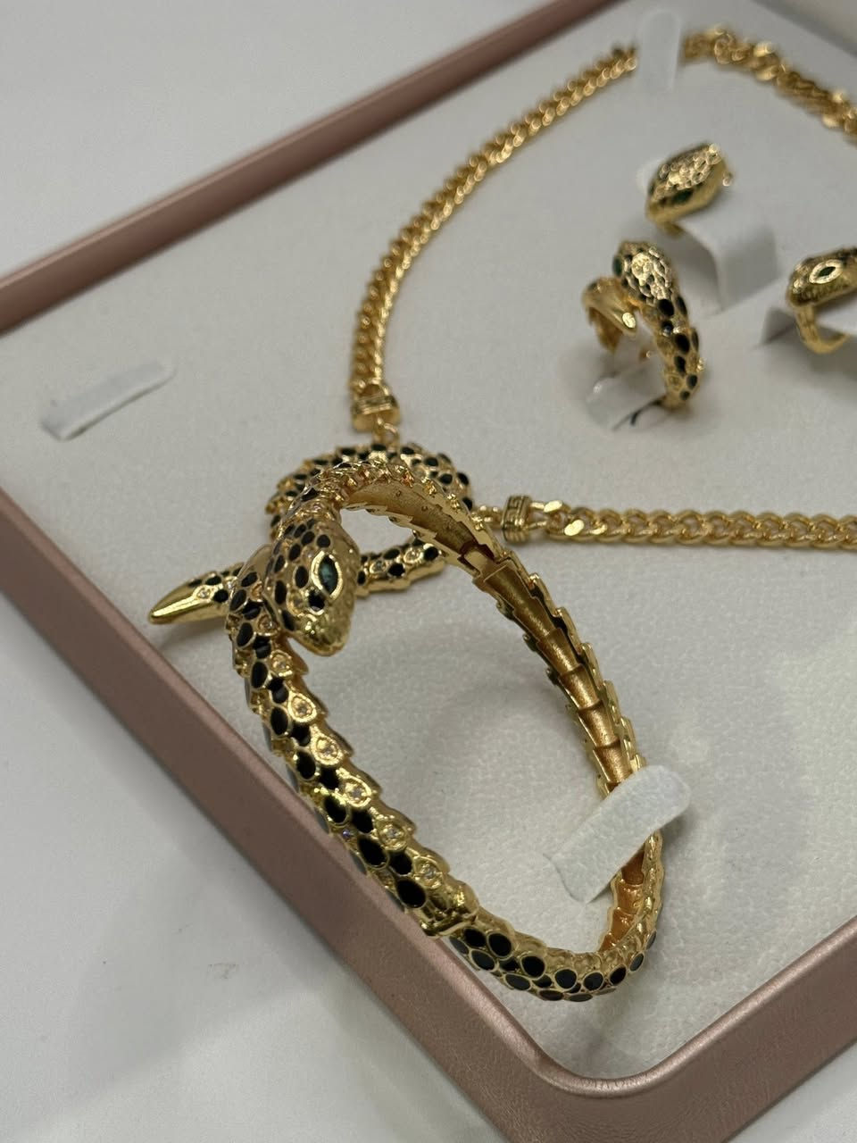 سيت ماركة bvlgari امزون مختم 18k طلاء ذهب
يوجد توصيل كافة محافظات العراق


**إذا كنت صاحب هذا الإعلان وتريد حذفه لأي سبب، رجاءا أرسل رسالة إلى الدعم الفني**