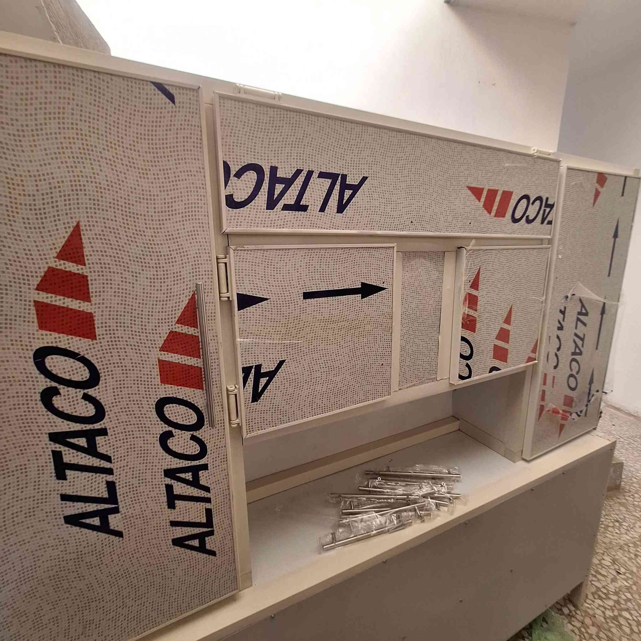 كاونتر للبيع (جديد غير مستعمل)
٤ بوب بعده بجيسه 
السعر ٣٠٠ وبي مجال بسيط 
المكان بغداد الرصافة
***********
