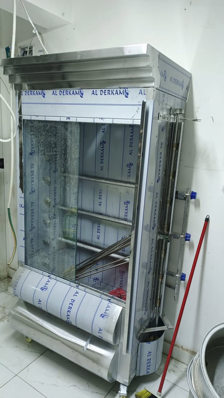 السلام عليكم للبيع شوايه دجاج جديده مامستخدمه ابد  السعر ع هذا الرقم ***********
