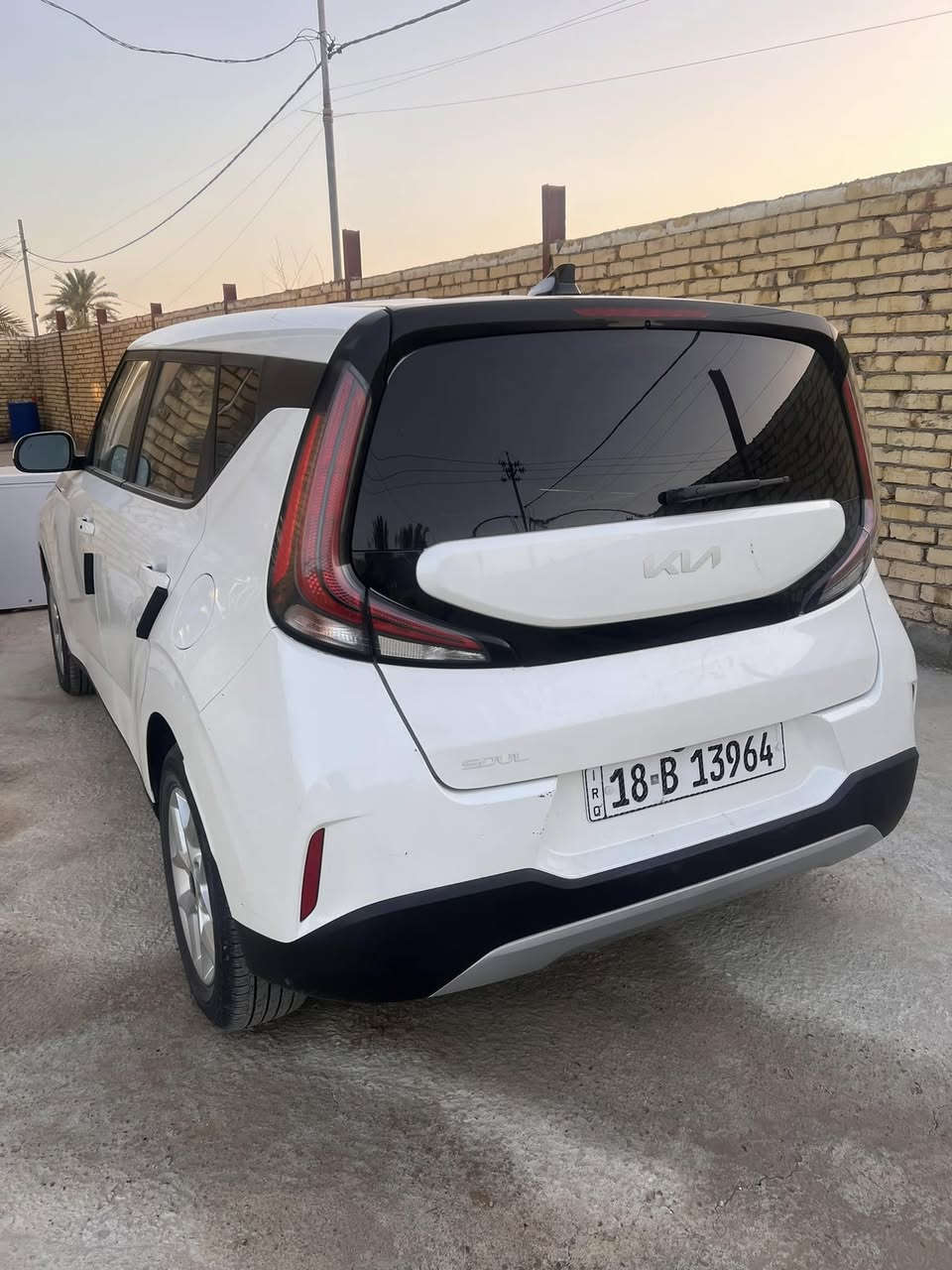 كيا صول 2023 LX فول  
بدون حادث فقط بيهه شويه بارد بالصندوق 
وجامله سرقه وراجع نفسه وصور الحادث موجوده بالمنشور 
سياره كلش جديده ماشيه 28 مايل رقم بابل 
مكان السياره بابل الهاشميه للاستفسار اتصال ***********
السعر 160 وبيها مجال قليل
