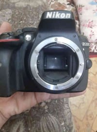 NIKON D5300  الملحقات  بطاريه عدد 2  شاحنه  جنطه  جلاتين عسكري  عدسه 5...