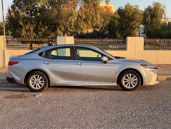 بسم الله الرحمن الرحيم

تويوتا كامرى 2025 le hybrid
لونها سلفر
سيارة مرقم اربيل جاهز 
تحويل غرامة شرط 
قطعتين سبغ بوند و جملغ 
ارباك استرين و برده 
سايرة بدون مصرف و نضيف 
تايرات جديد 
ماشية ١٨ الف ميل
گير و محرك شرط
رادار حجر كلها بلادي موجود
كل رادارات شغل 
رقم شاصى موجود 
سعرها ٢١٠$ و مجال 
الهاتف *********** واتساب و كورك اكر
