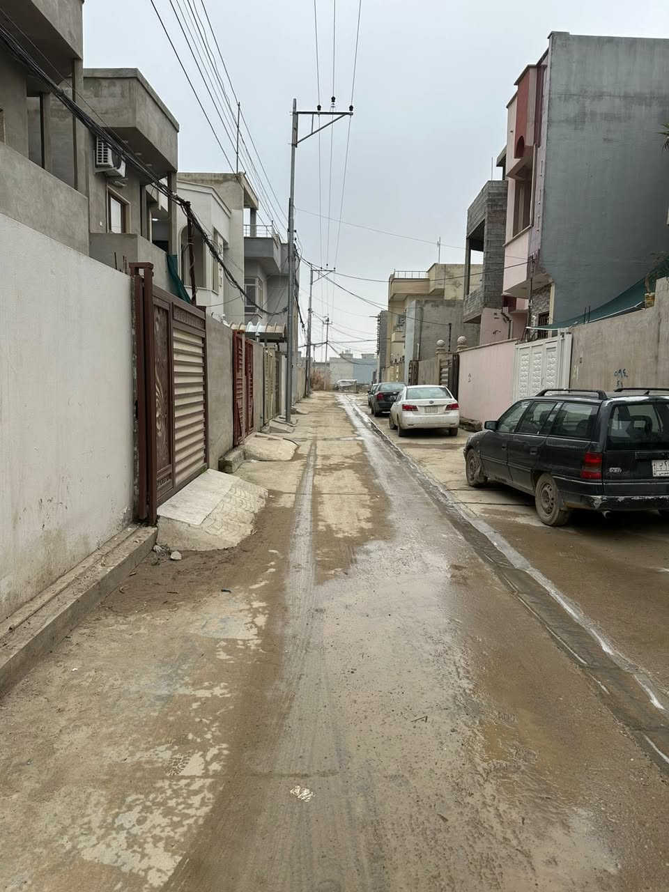 عقارات حي الملايين | عرض سكني مميز 💎
للبيع دار بمواصفات راقية ومساحة واسعة في حي الملايين الأولى، مقابل معمل الأخشاب.
🏷️ بطاقة مواصفات الدار:
• المساحة: 170 متر مربع.
• الواجهة: 7.50 متر.
• المميزات: كراج سيارة + حديقة أمامية.
🧱 تفاصيل البناء:
• الطابق الأرضي: غرفة نوم + استقبال + هول داخلي + مطبخ + صحيات.
• الطابق الثاني: غرفتين (2) نوم نظام سويت + هول واسع + صحيات.
📍 العنوان: حي الملايين الأولى - مقابل معمل الأخشاب.
📞 للتواصل مع صاحب المكتب:
***********
***********
