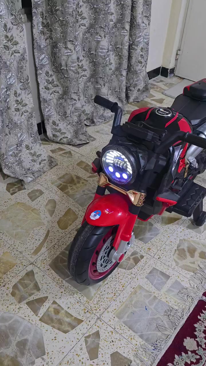دراجة اطفال شحن العمر من سنه ١ الى ١٠ سنوات 
بطارية ١٢ فولت جديده جدا %100 قبل يومين اخذتها ب ١٧٥  ورايدها ١٢٥ سبب البيع الطفل ميعرف يسوقهاا 
***********
