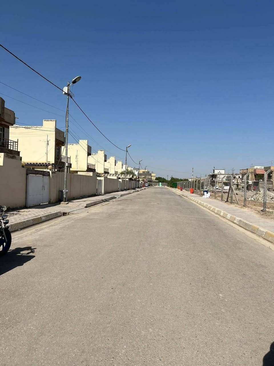 🏠دار للبيـــــــــع
(موقع مميز) (سعر مناسب نسبتاً لأسعار المجمع)
فـٓــــي مجمــــــع أرض بابـــــــل
الطابقيــن #ركــــــن سنتـــر علــىٰ شـارع المجمــع الرئيســي
ـــــــــــــــــــــــــــــــــــــــــــــ
المساحــــــة // 285م رگــــــن #طابــو #مـــلك #صــرف
الواجهـــــــــة // 14.25م
النــــــــــــــزال // 20م
ـــــــــــــــــــــــــــــــــــــــــــــ
🧱🏗️ الطابــــــــــق الأرضــــــــــي
غرفــــــــــة وصالــــــــــة وهـــــــــــول ومطبــــــــخ حــــــــار وبــــــــارد ومجـمــــــــع صحيـــــــــات وگــــــــــراج وحديقــــــــــة ...
ـــــــــــــــــــــــــــــــــــــــــــــ
🧱🏗️ الطابـــــــــــق الثانـــــــــــــي
غرفتيـــــــــن وهـــــــــــول ومجمــــــــــع صحـــــــــــيات ...

ـــــــــــــــــــــــــــــــــــــــــــــ💲
للأستفســـــــار عــــــن السعــــــــر يرجـــــــىٰ الأتصـــــــال
ـــــــــــــــــــــــــــــــــــــــــــــ💲
مكتـــــب
  🌛🌐الخــــارطــــة العقـــــاريــــة🌐🌜
الكائـــــــــن
   فـــي ⇩ حـي_الطيـاره_شـارع_25_الـرئيســي_قــرب
_المــــدرس_حسيـــن_طيــــاره
0️⃣7️⃣8️⃣2️⃣5️⃣2️⃣1️⃣2️⃣5️⃣6️⃣5️⃣📲
___________________________________
_____________________________________________
