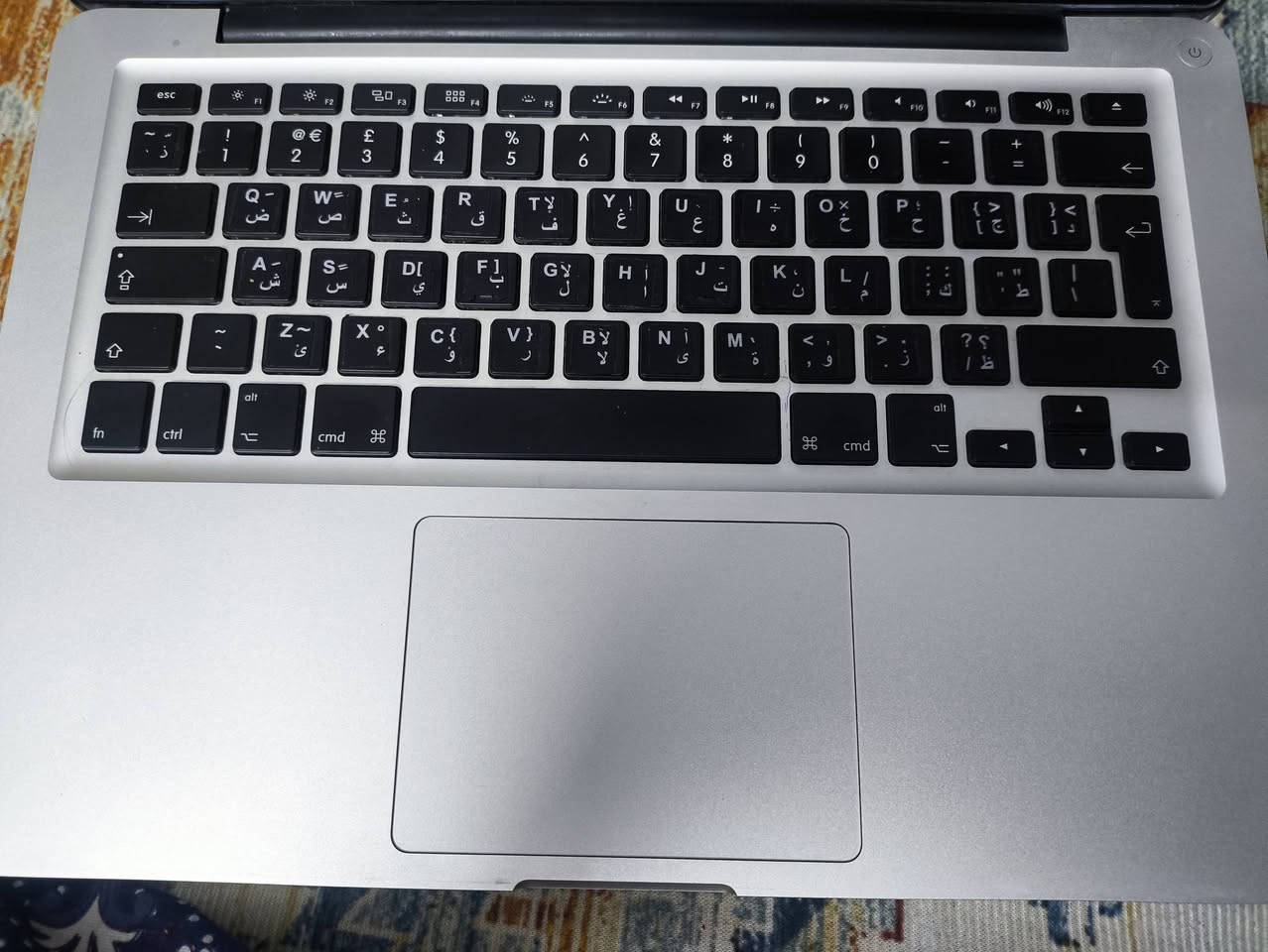 📢 للبيع: لابتوب أبل ماك بوك برو (MacBook Pro 13-inch - Mid 2012) 💻✨
لابتوب أوريجينال وقوي من أبل، خامة ألمنيوم متينة جداً وممتاز للدراسة، التصفح، والعمل اليومي.
🔹 المواصفات الفنية:
المعالج: Intel Core i5 بسرعة 2.5GHz (مع Turbo Boost يصل لـ 3.1GHz).
الذاكرة (RAM): 4GB DDR3 (قابل للترقية بسهولة حتى 16GB).
التخزين: 500GB HDD (قابل للترقية إلى SSD).
الشاشة: 13.3 بوصة ناصعة بدقة HD.
كارت الشاشة: Intel HD Graphics 4000.
المنافذ: USB 3.0، Thunderbolt، قارئ كروت SDXC، ومحرك أقراص CD/DVD.
🛠️ حالة الجهاز والملاحظات:
الحالة العامة: نظيف جداً، والشاشة واللوحة الأم وكل القطع الداخلية تعمل بكفاءة عالية.
الملاحظة الوحيدة: يحتاج تصليح أو تبديل قاعدة الشحن (MagSafe Port) فقط. (ملاحظة: قطعتها منفصلة ورخيصة المتوفر بالسوق وسهلة التبديل لهذا الموديل).
الملحقات: الشاحن الأصلي (MagSafe 60W 

ويحتاج براغي اربعه للقاعده 

السعر 80 الف رقمي (***********)
العنوان بغداد
