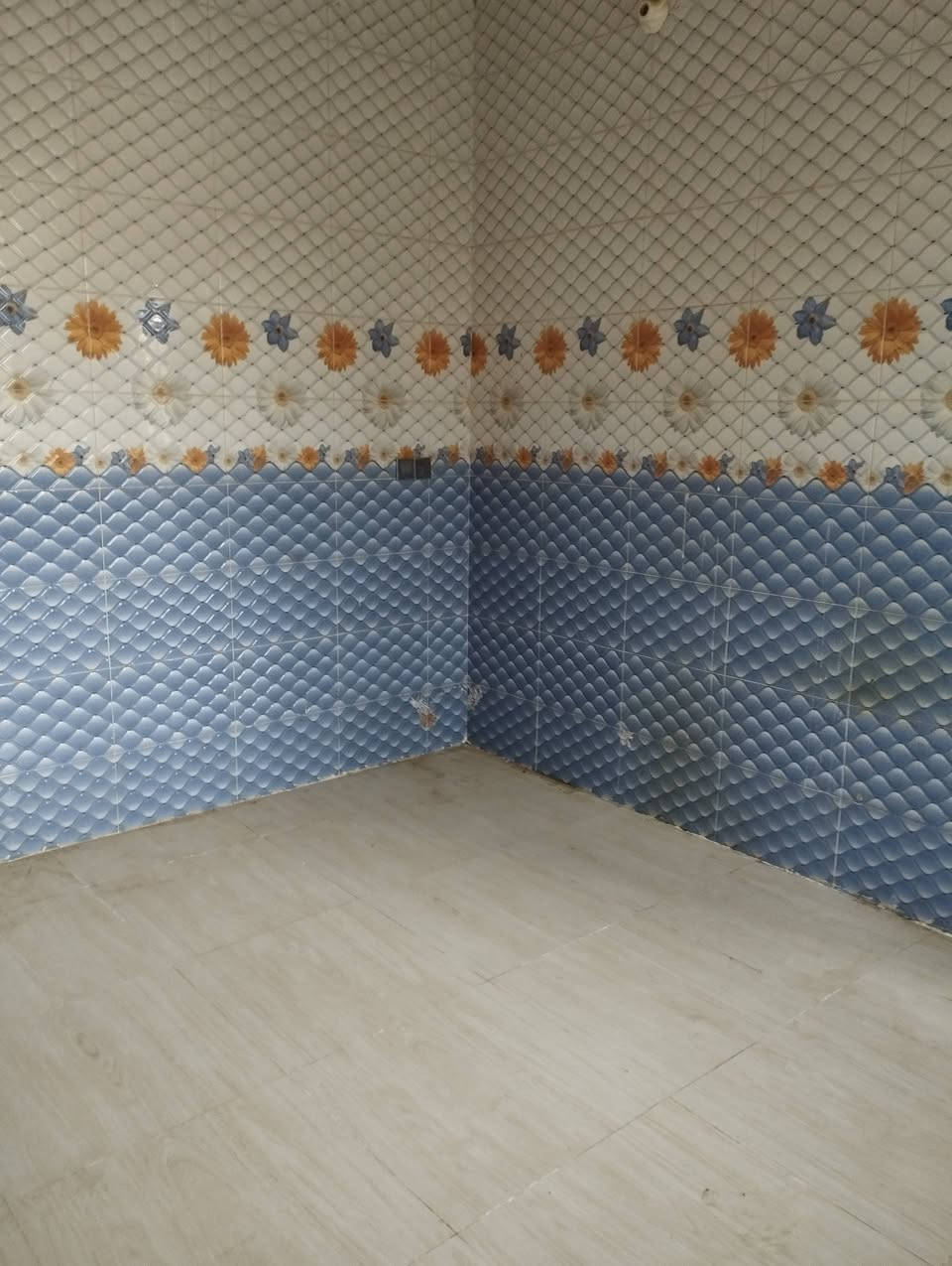 السلام عليكم بعد اذن الادمن دار زراعي للبيع فيه معاملة تطويب في البلدية مستلم وصل من قبل البلدية تفاصيل الدار غرفتين نوم وصاله ومطبخ واستقبال ومجمع صحيات خارجية مع حديقه اماميه وخلفية البناء حديث عام ٢٠٢٣ علما المنطقة كاملة الخدمات ماء كهرباء مولده تبليط مجاري العنوان الأمين الاولى خلف محطة وقود الشموس شارع سيراميك العيساوي الفرع ٧٤للاستفسارعن الدار الاتصال على الرقم التالي (***********)
