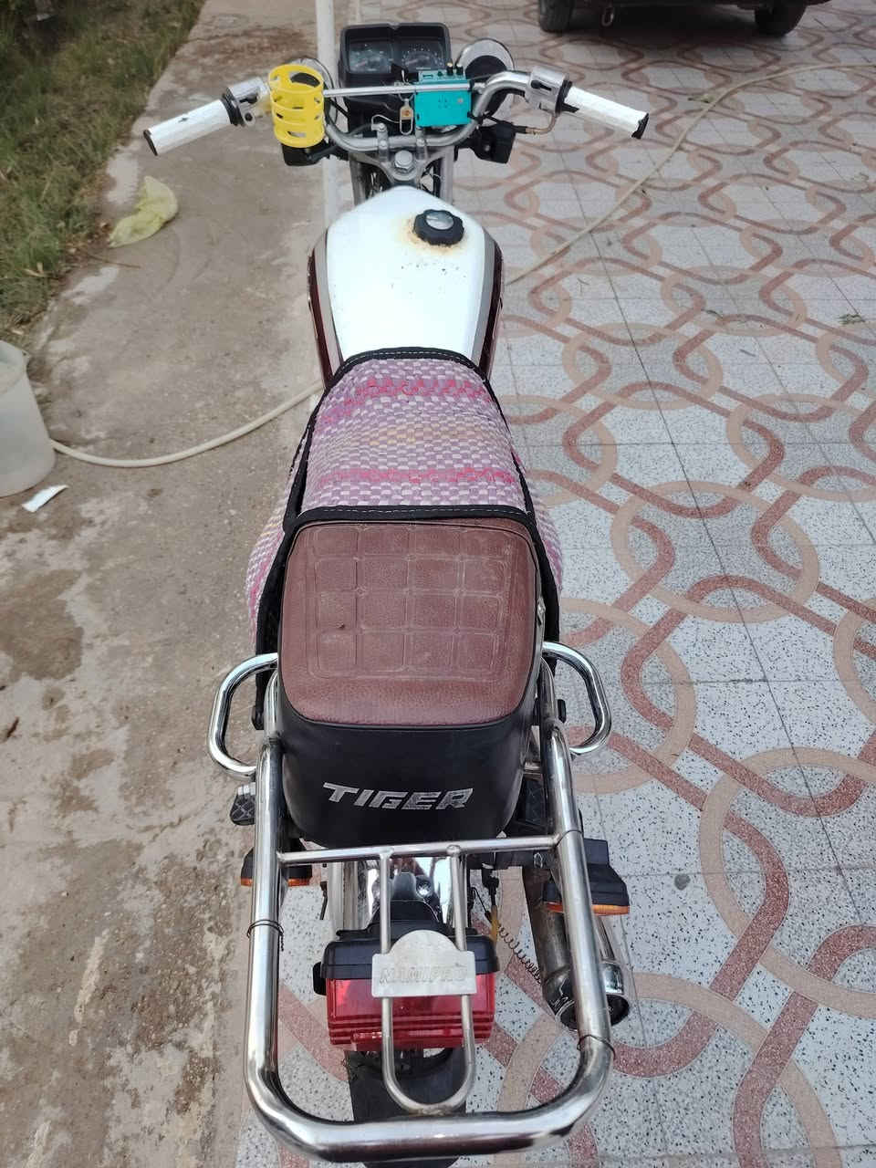 السلام عليكم شباب تايكر للبيع موديل 2020 اوراق اصولي الدراجة حلوة محرك مامفتوح كهربائيات كلها شغالة سعرها 450 وبيه مجال للشراي خاص حبايب وهذا رقم  استفسار *********** / ***********
