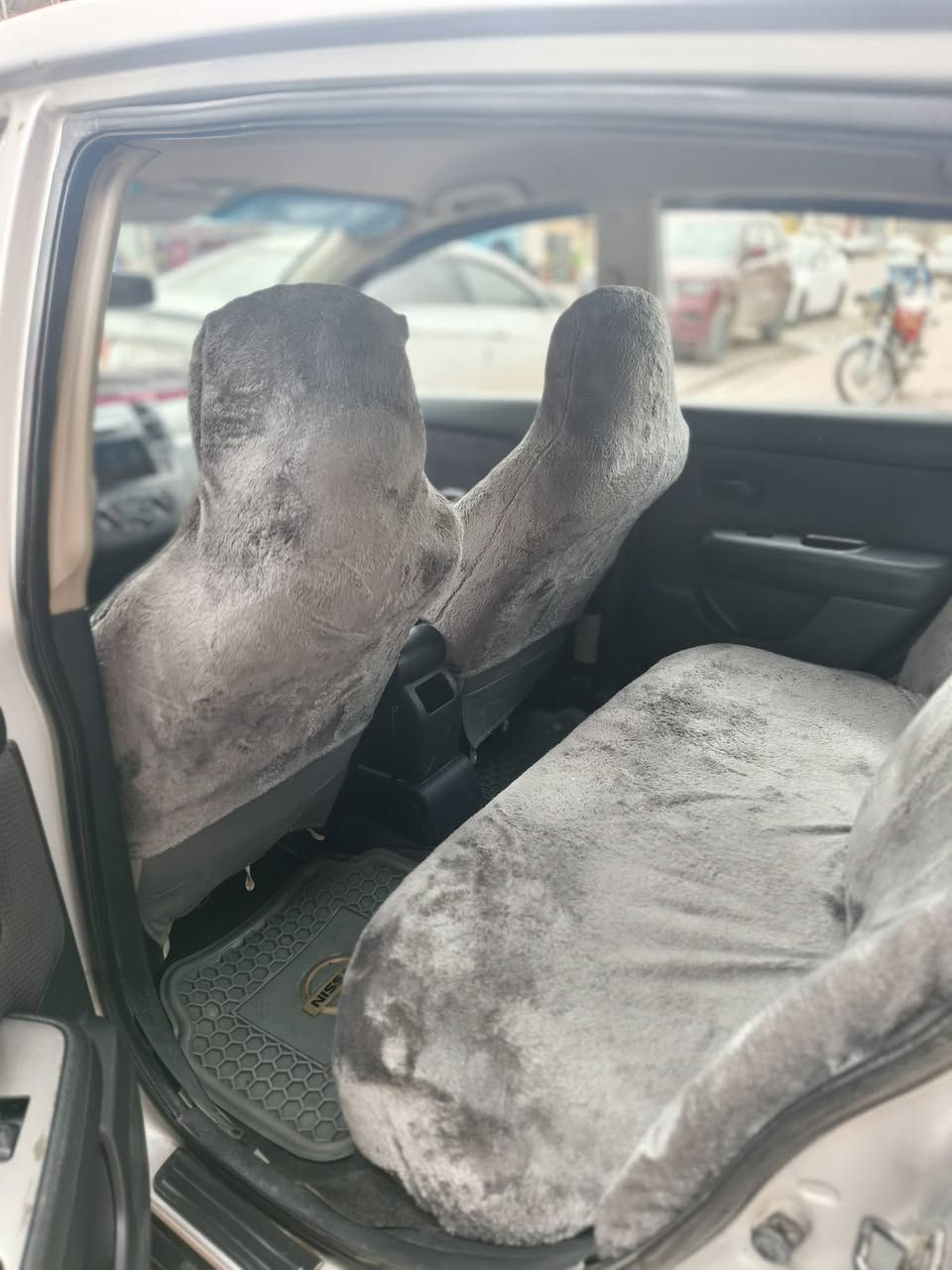 سلام عليكم نيسان فيرسا  محرك ٢٠٠٠لبيع فوول واحد على واحد سياره مال بيت جديده طك بسمي تبريد ثلج سياره بصمه اشاير بل مري السياره حزام رش وبيها قطعتين سياره تخبل بس البگ لايت الي ورئ مكسور ممبين بل صوره محرك وگير خير من الله مكانها صلاح الدين تكريت 
***********
السعر 73 وبيها مجال حگ الجيه
