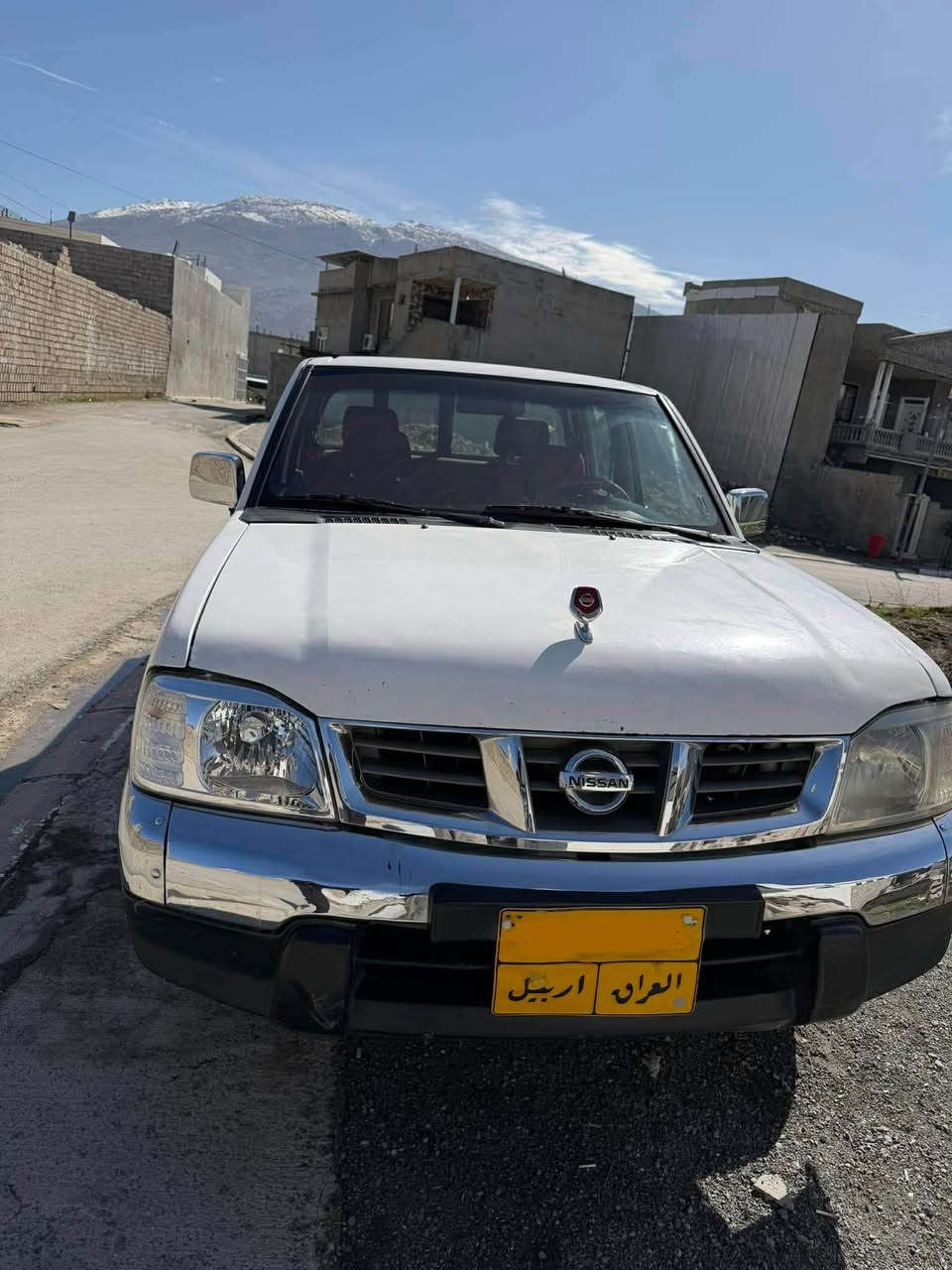 پـیـکـاب نـیـسـان مـۆدیـل ٢٠١٢ 
یـابـانـی دەعـامـی نـاڤـارایـە 
سـبـوغـی نـیـە
یـەک کاریـی گـچـکـەی لـە سـەری چـامـلـغـی هـەیـە
دوو سـێ سـاردی گـچـکـەی هـەنـە جـێ جـێ
ڕەقـەم و سـەنـەوی نـوێـیـە
گـێـر و مـەکـیـنەی نـەکرایـتـەوە و بـەشـەرتـە 
دوو سـێ دنـکـە تـزری هـەیـە هـورد و کـەم
سـەعـری ١٣١ وەرەقـە و مەجال
رەقـەم *********** سوران, أربيل
