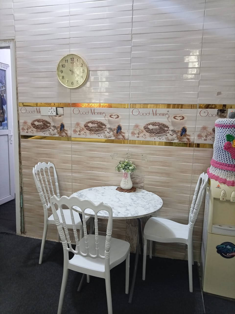 بيت للبيع في حي الوفاء مساحته ٥٠متر مقابل الجزيره شارع عشرين موقع ممتاز طابق ونص يحتوي على غرفتين ومطبخ وصاله وصحيات والكاونتر والطباخ و المجمده وبراد وتانكي مي ومعرض تلفزيون كلهن مع سعر البيت سعره ٩٥ وبي مجال للاستفسار ***********
