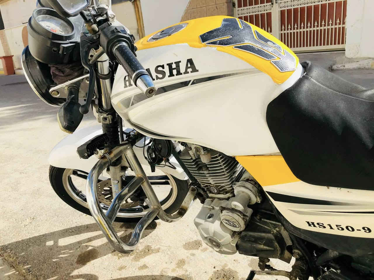 السلام عليكم…للبيع هيوشه موديل ١٧ النضافة كدام عينك محرك وكير شرط كمرك مدفوع باقي بس على اللوحات ب٧٠٠ وبيها مجال بسيط *********** مكاني الرمادي الملعب
