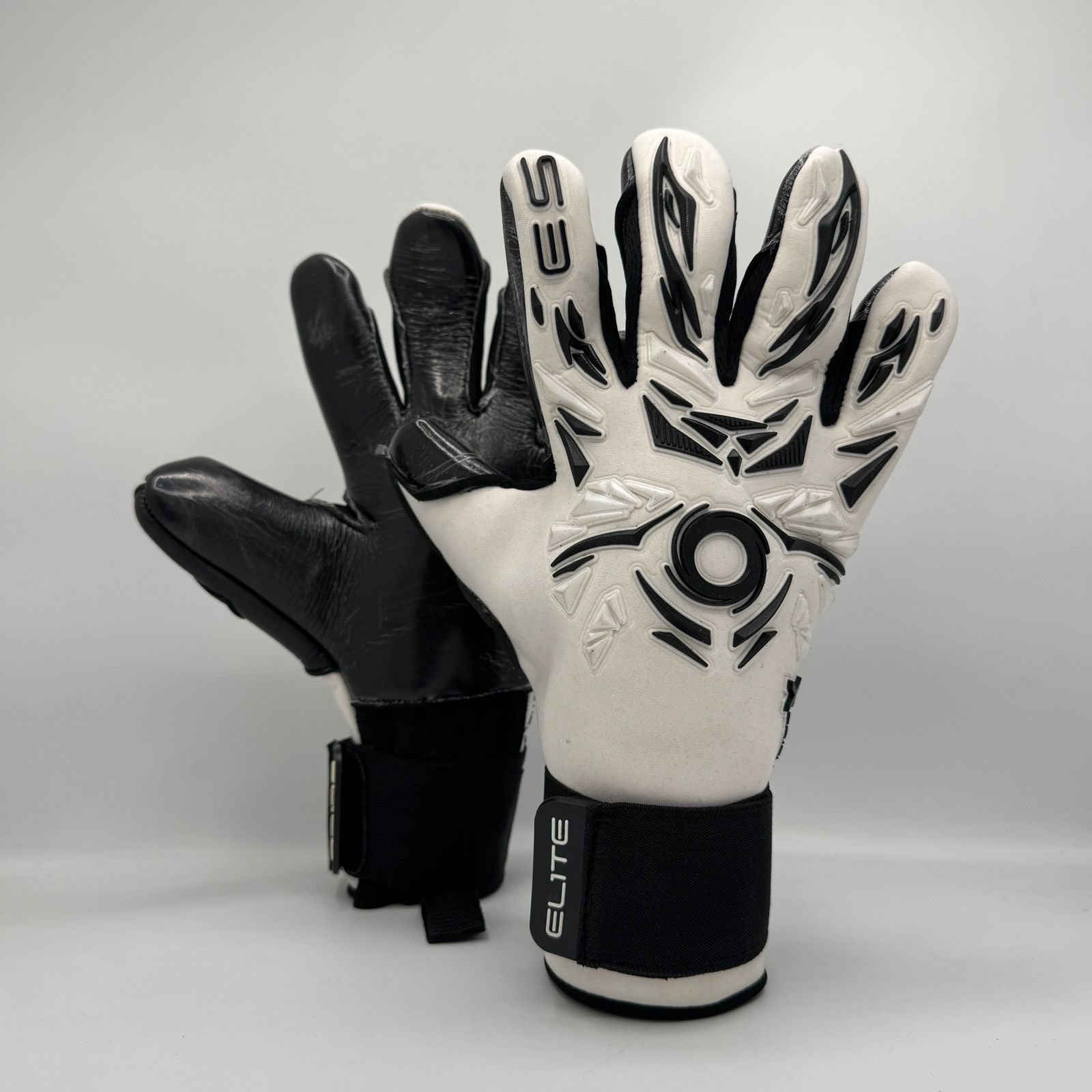 � قفازات الحارس الاحترافية 🔥
🖐 قبضة مثالية | 💪 تحمل عالي | 🏆 جودة ما تتغير

✅ خامات أصلية ومريحة
✅ ثبات ممتاز مهما كانت المباراة

📍 متوفر بمحل تجهيزات حسين مزهر الازبجي
📌 شطره عمارة الشاطئ، قرب جسر الحاج خيون


**إذا كنت صاحب هذا الإعلان وتريد حذفه لأي سبب، رجاءا أرسل رسالة إلى الدعم الفني**