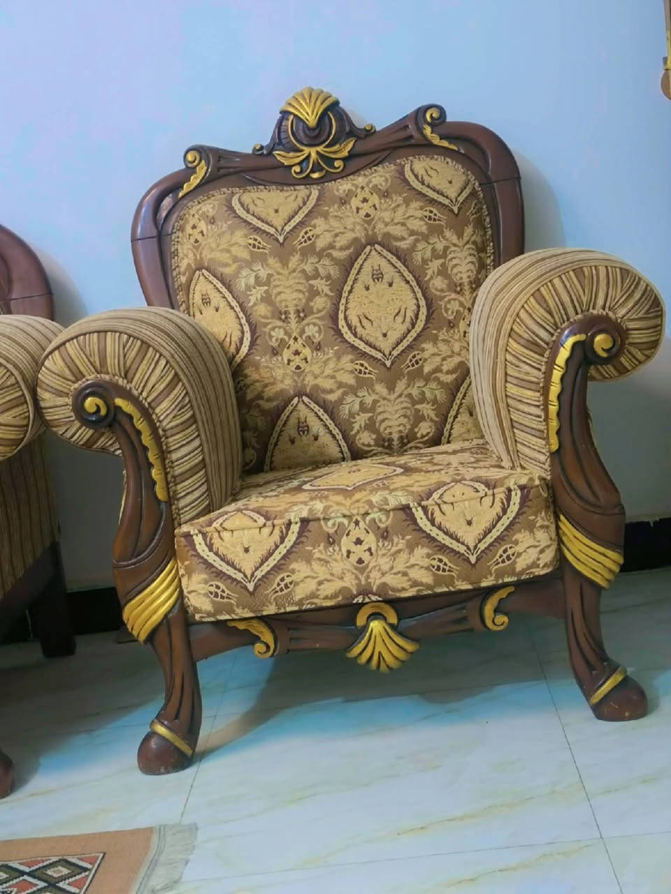 للبيع طقم جلوس ملكي مصري  10 مقاعد  🌟
✅ طقم جلوس ملكي تصميم كلاسيكي. ✅ خشب زان مصري أصلي متين وقوي. ✅ إسفنج عالي الكثافة مريح وثابت. ✅ قماش نظيف ✅ يتكون من:
كنبة ثلاثية عدد 2
كرسي مفرد عدد 4
السعر ٧٥٠ ألف

فاترينة زاوية فاخرة خشب صاج أصلي بدون اي خلل السعر  275 ألف

سيت طبلات (5 قطع) صاج  السعر 200 

📍 الموقع: الديوانية. 💰 السعر: قابل للتفاوض بالمعقول.
للاستفسار أو المعاينة يرجى التواصل على الخاص


**إذا كنت صاحب هذا الإعلان وتريد حذفه لأي سبب، رجاءا أرسل رسالة إلى الدعم الفني**