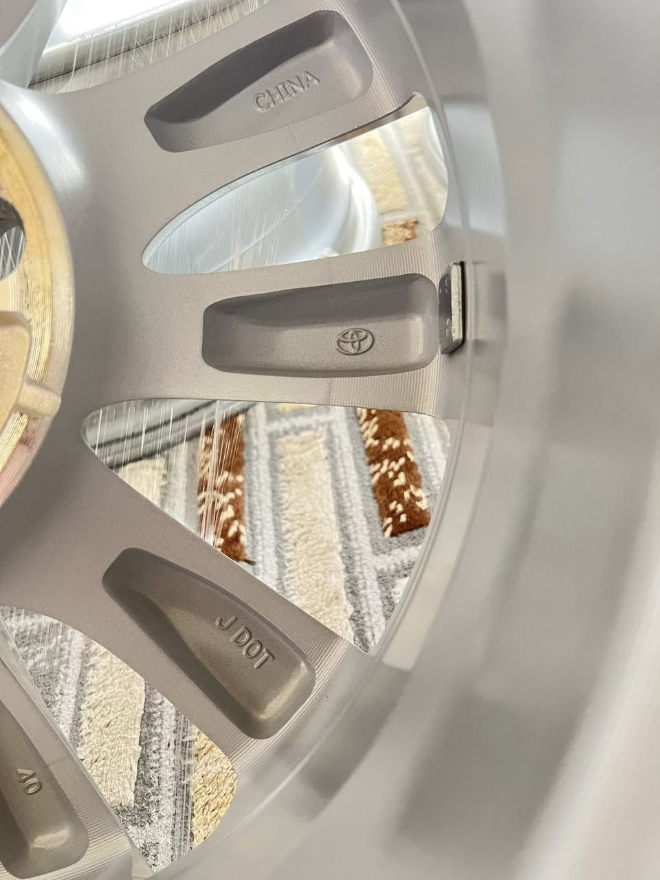 السلام عليكم 🫡 شباب
للبيع تخم ويل كروم كورلا تجميع صيني موديل (2025) شكل خليجي (حجم (16) بلادي شركة 

اصلي حيل نضيف 

ويه تخم كصب بلادي مال حساس 

مال سياره ماشيه (18) 

بدون عواج بدون تعديل بدون لحيم بدون كسر بدون صبغ 

السعر (325) الف او بي مجال للطيبين 

عنوان كركوك  رقم موبايل 📲 ***********
