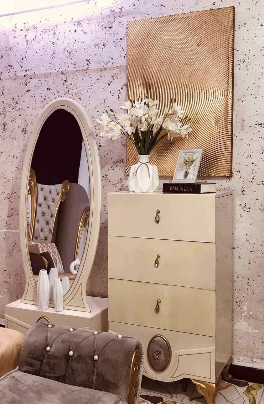 غرفه تركيه موديل ملكي نظيفه جدآ السرير صوميه تفصال ٨ قطع ب ٨٥٠ بيها مجال بسيط مكان بغداد اي استفسار اتصل ع الرقم ***********
