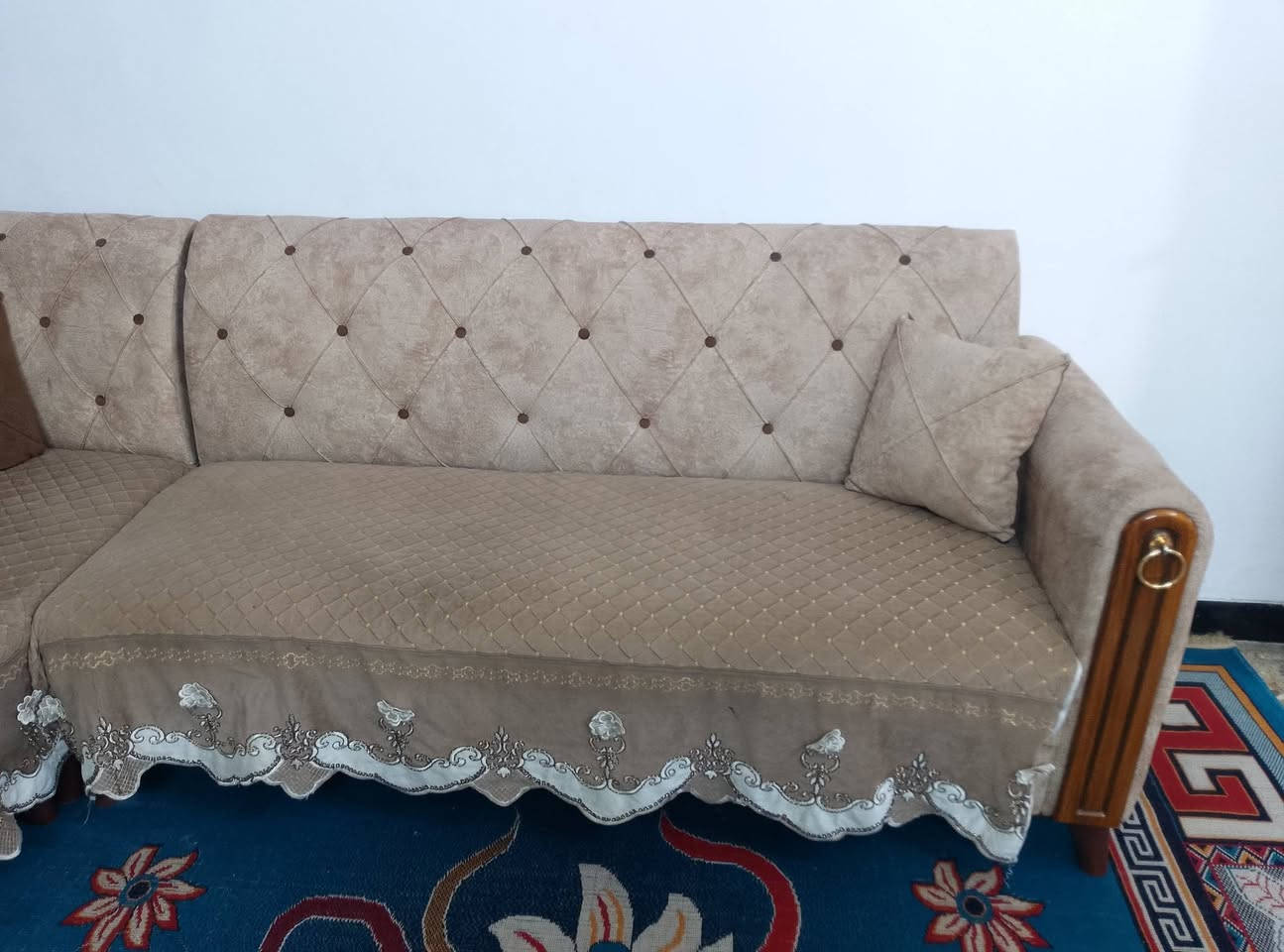 سلام عليكم ديوان 9 مقاعد تفصال بعده اخو الجديد صاله اقل شهر وياه 4 كوشات وتلبيسه ب 375 وبيه مجال بسيط مكان بغداد البياع الشراي يتصل بلرقم ويدلل *********** وتساب موجود
