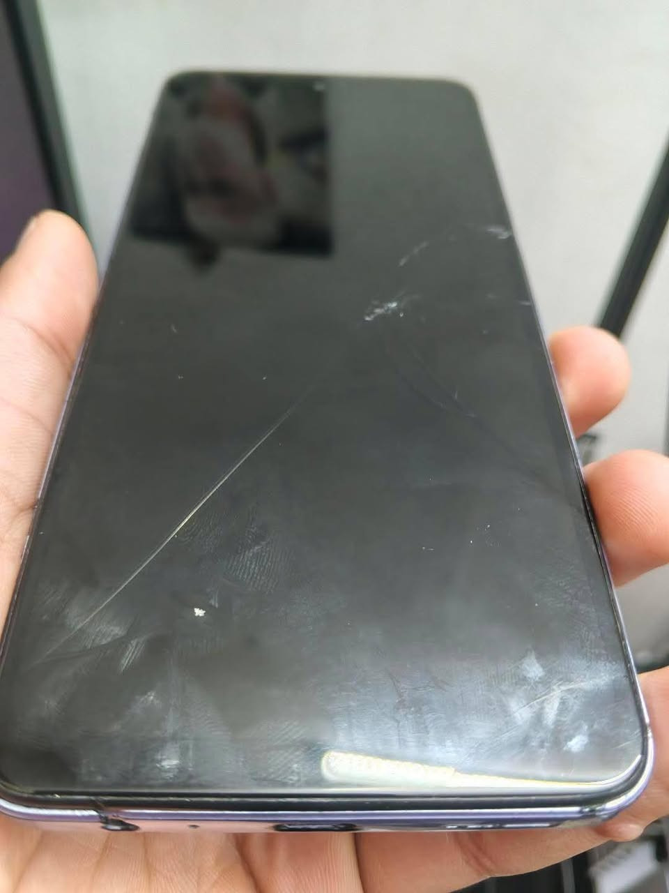 السلام عليكم موبايل infinix hot 11s للبيع ذاكره 128 الجهاز يخبل مابي اي مشكله فقط الشاشه مكسوره مثل مموضح بل صوره شغال كلشي مابي رايده ب ٤٠ مكاني بغداد الشعله  للتواصل خاص او عل رقم ***********
