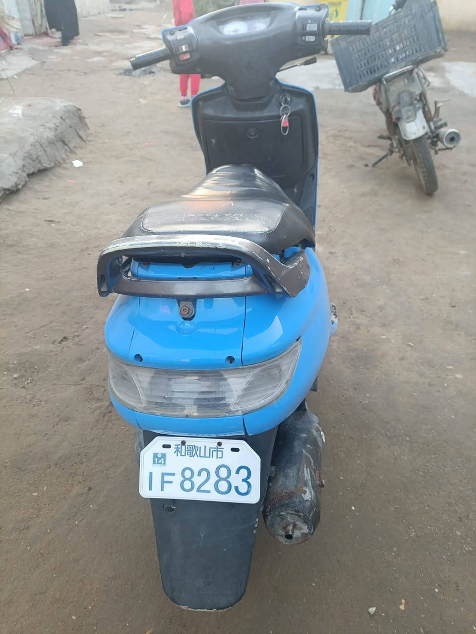 السلام عليكم دراجة فراشة  
للبيع دراجة جديد بس الصور والطين ضالمهة 
تجي تفتح وتقتنع كهربائيات كله شغال كيجات بانزين وسرعه شغال المكان الديوانية قضاء غماس السعر ب 400 وبيهة مجال متواجد خاص  وعلى الرقم ***********
