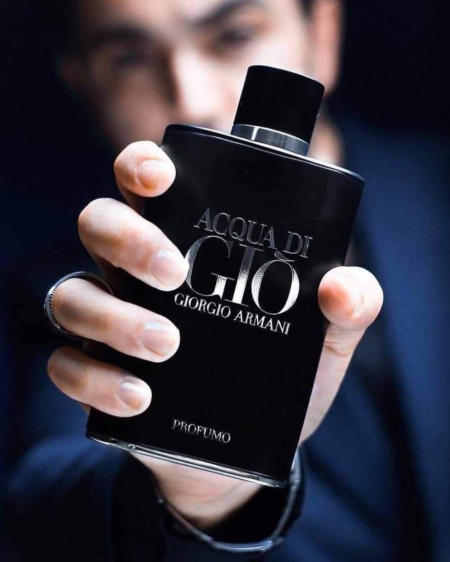 ✨ العطر الرجالي الاكثر طلبا 
عطر أكوا دي جيو بروفومو من جورجيو أرماني Acqua di Gio Profumo Giorgio Armani

عطر أكوا دي جيو بروفومو Acqua di Gio Profumo هو أحدث عطور دار جورجيو أرماني Giorgio Armani للرجال صدر مطلع هذا العام 2015 كأحد عطور الأروماتيك أكواتيك في قنينة سوداء اللون مع مكونات أكثر عبقا من الإصدارين السابقين (أكوا دي جيو ، و أكو دي جيو إيسنزا)

عطر اكوا دي جيو بروفومو Acqua di Gio Profumo

يحوي عطر أرماني الجديد أكوا دي جيو بروفومو Acqua di Gio Profumo مزيجا من البخور و رائة مياه البحر مع البرغموت و المريمية و الباتشولي.
الحجم. 100 مل
السعر 10 الاف 
🚘 يوجد خدمة توصيل لجميع محافظات العراق ٤ الاف 🚘


**إذا كنت صاحب هذا الإعلان وتريد حذفه لأي سبب، رجاءا أرسل رسالة إلى الدعم الفني**