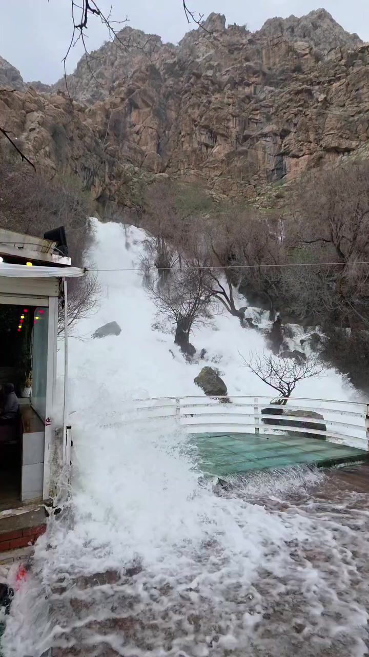 هسه تقطع بـ شلال أحمد آوا عادي، مو صناعي 🌊
طبيعي مية بالمية وما بيه أي شي مصنع 😉
مروان الدلیل السیاحي ***********
