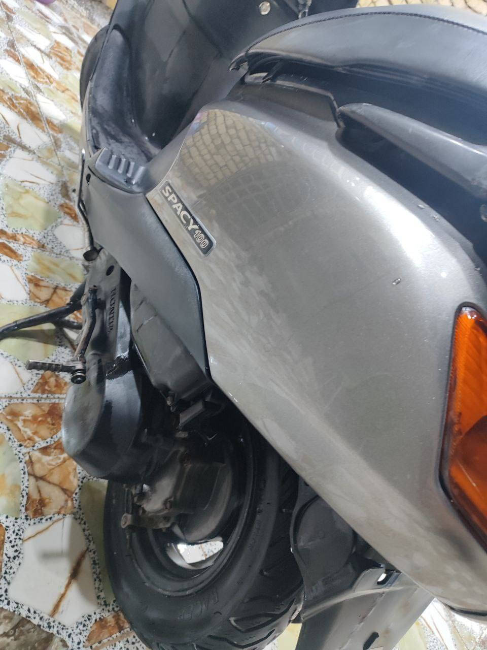 السلام عليكم دراجه سبيسي ياباني مكفولة شرط النعومه والشلعه والمعدل كفرات اصلية ابو الختم  قفل ستيرن قفل جنطه +جكمجه تخم تاير جديد اشاير لايت كله شغال دراجة اخت الرمبة شرط تفحص يله تأخذ السعر 900وبيها مجال مكاني كوت ***********
