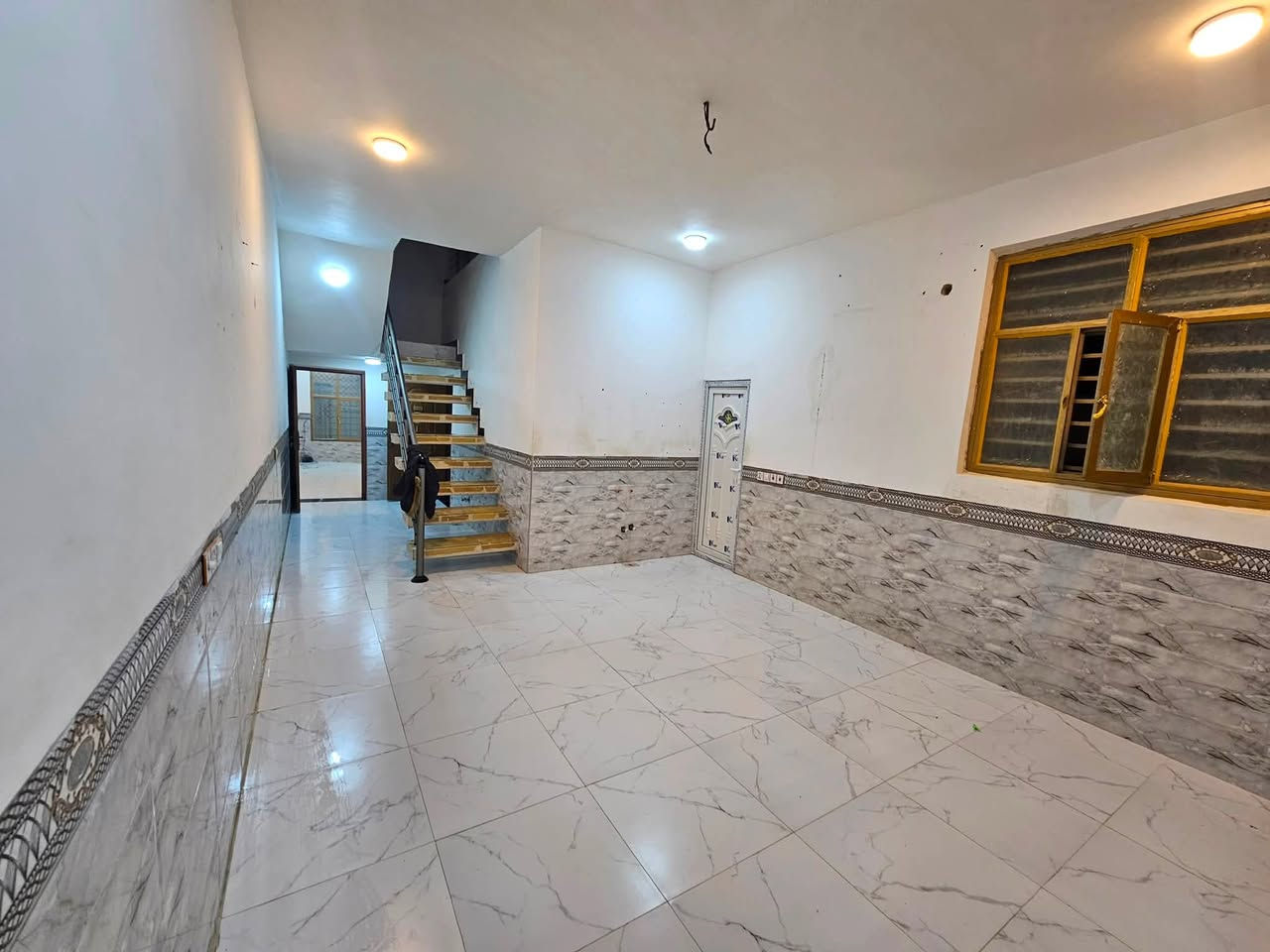 بيت طابو صرف شارع شركت حمو رابي  حي الفرات
البيت عباره عن طابقين بناء حديث وعلى الطراز الجديد 

الطابق الأول 

غرفة نوم. + صالة  +  استقبال. +  منور. + مطبخ. + طارمه. + حمامات داخلية وخارجية 

الطابق الثاني 

غرفة نوم عدد 1

صالة كبيرة

وسطح

علما أن مساحة البيت 150 متر  واجهت البيت 6 متر 

يبعد عن الشارع الرئيسي 50 متر 

للاستفسار أكثر الاتصال على صاحب البيت 

***********
