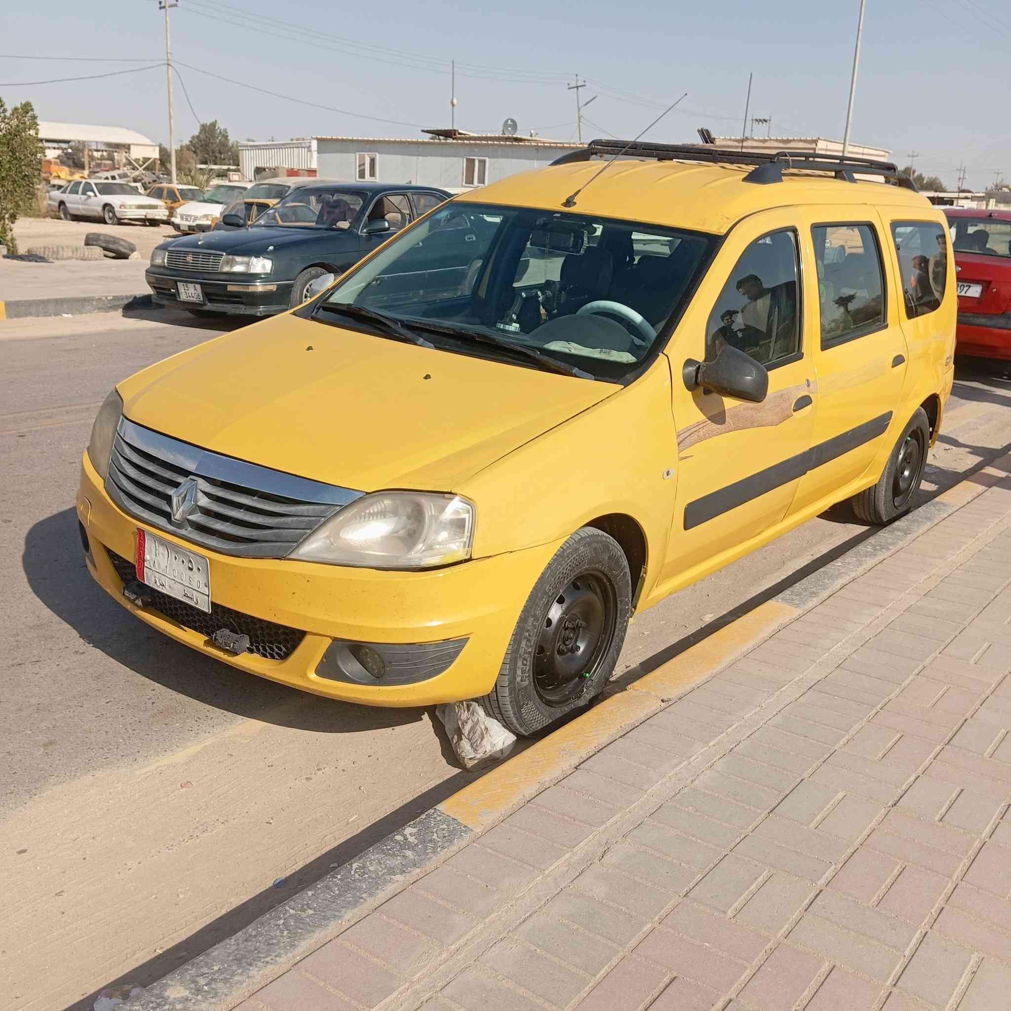 سلام عليكم من رخصة مدير الكروب سيارة للبيع رينو سبعة راكب موديل 11 سيارة جاهزة من كلشي حدادية جديده تخم تاير مكينة وكير جدد تبريد وي السويج ثلج السعر 42 مع المجال ***********
